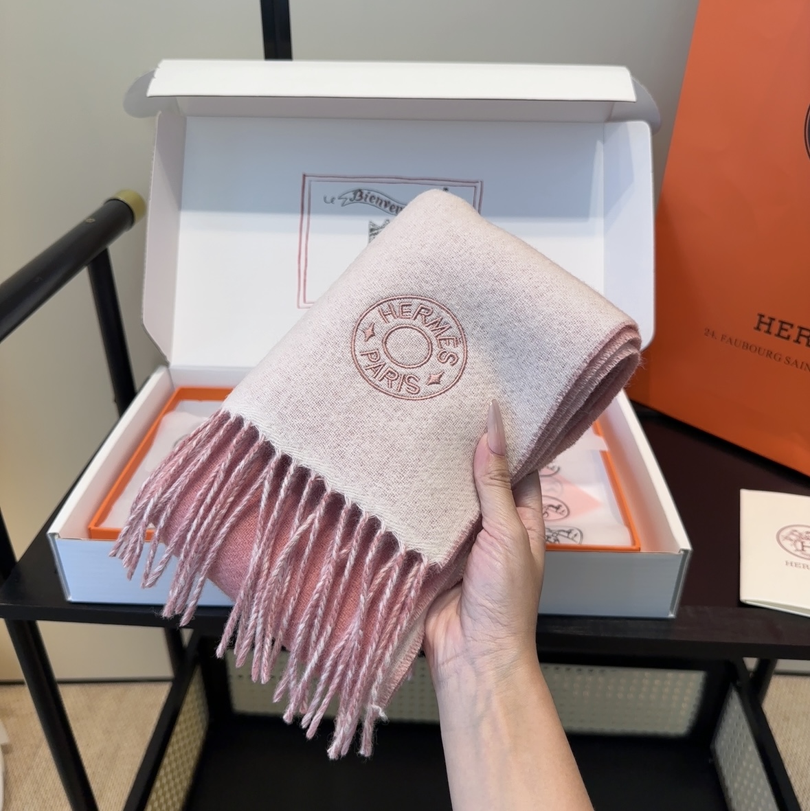 2025年Hermes · 爱马仕，难得一见的温柔配色，低调又不失优雅❗️】重点推荐❗️双边配色，一条围