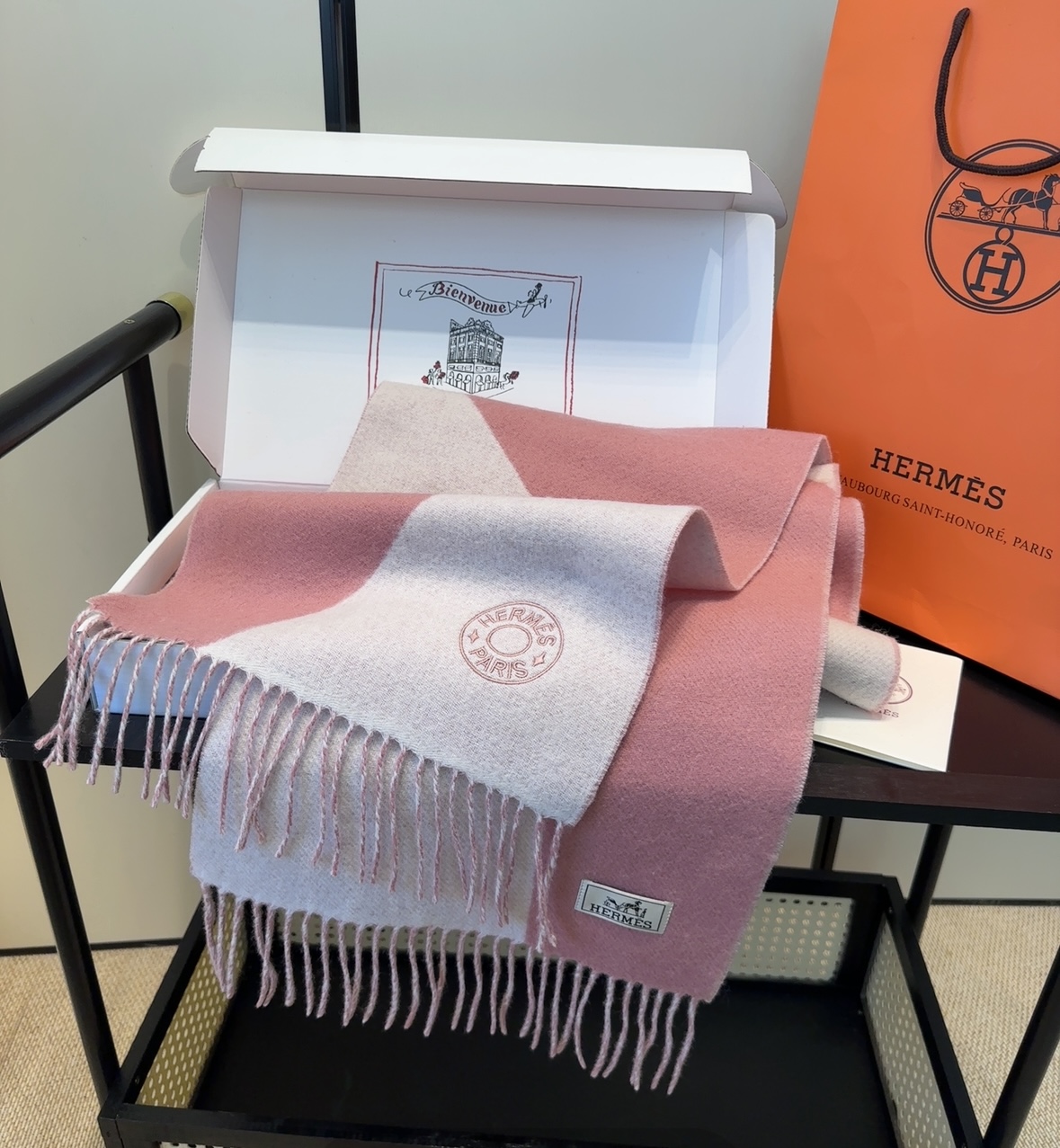 2025年Hermes · 爱马仕，难得一见的温柔配色，低调又不失优雅❗️】重点推荐❗️双边配色，一条围