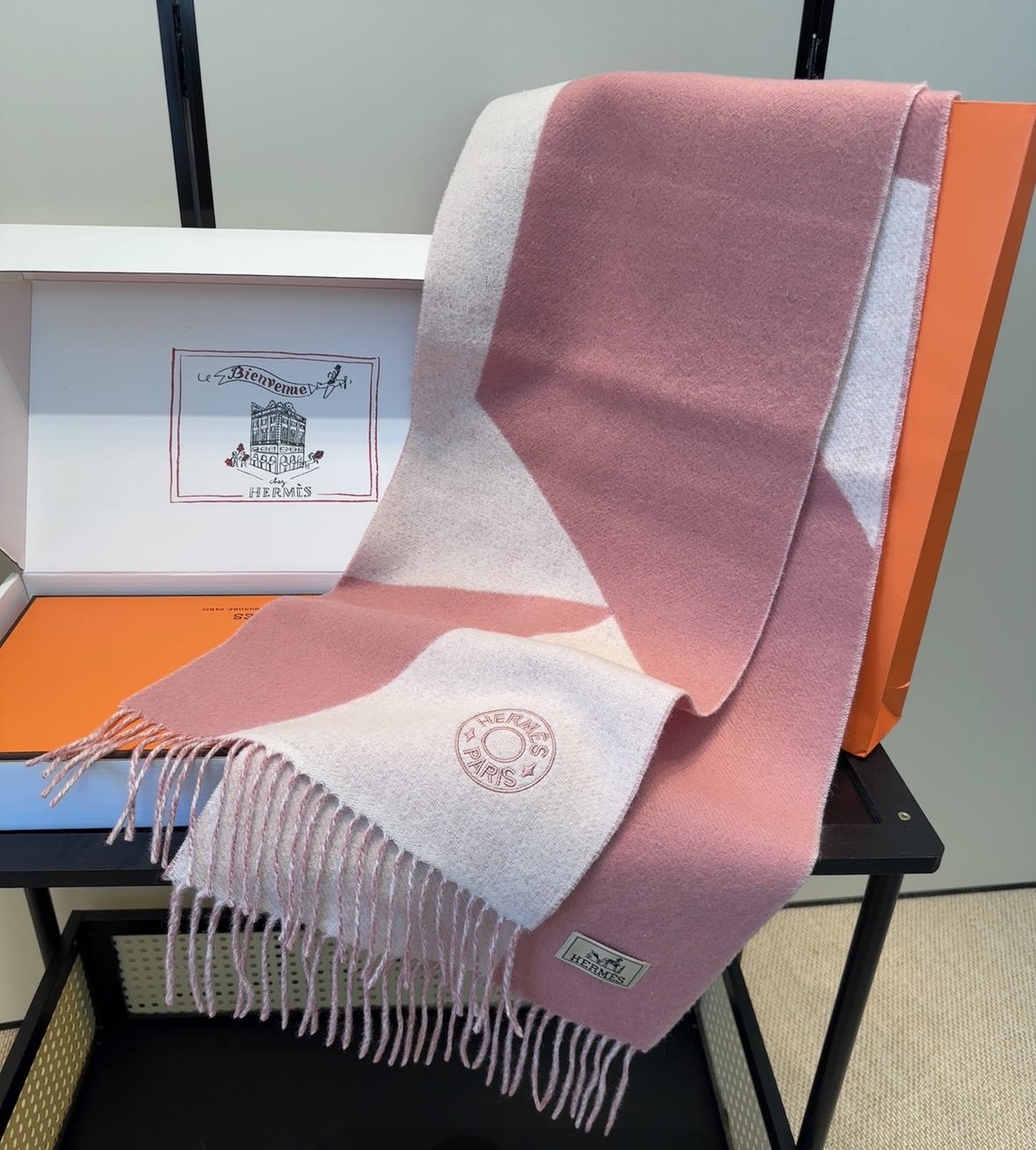 2025年Hermes · 爱马仕，难得一见的温柔配色，低调又不失优雅❗️】重点推荐❗️双边配色，一条围