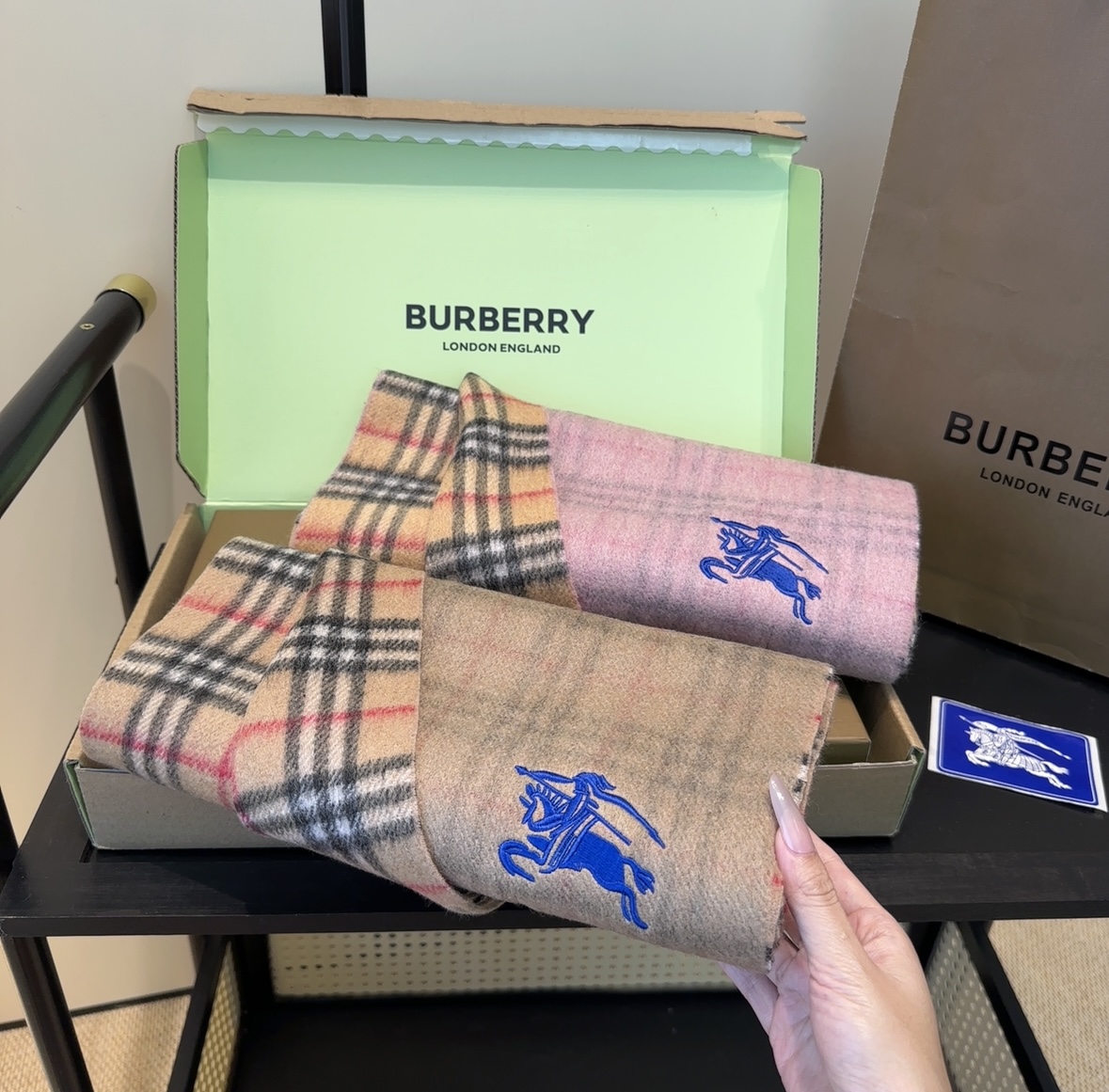 Burberry · 巴宝莉格子围巾❗️好看的要疯掉了，太有型太有魅力了❗️❗️非常斯文时尚的秋冬单品！