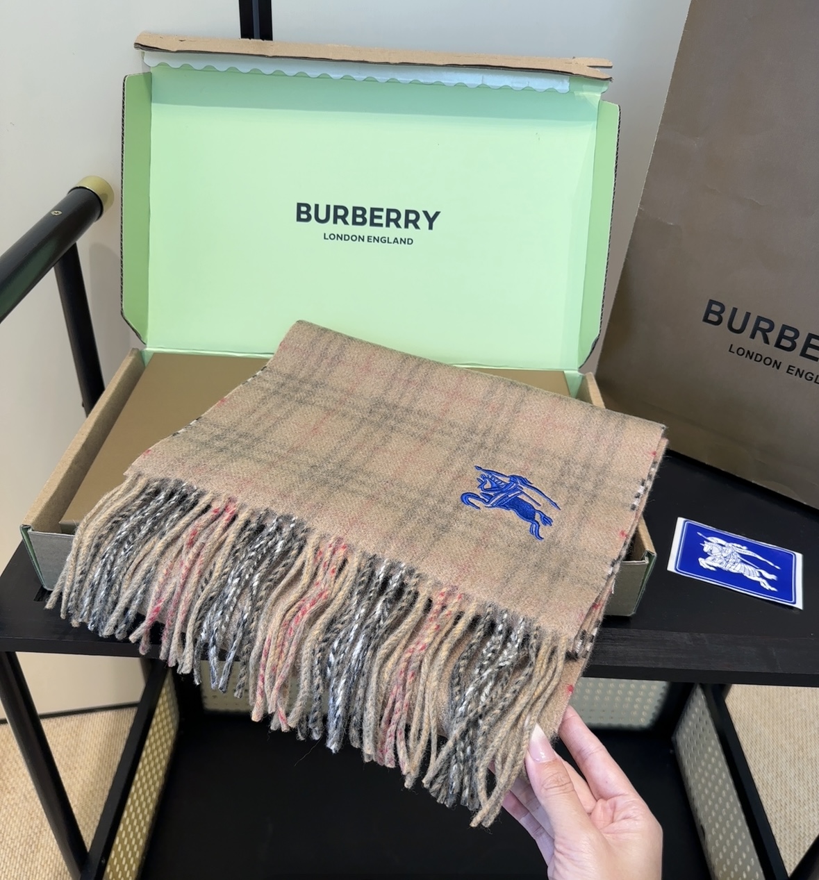 Burberry · 巴宝莉格子围巾❗️好看的要疯掉了，太有型太有魅力了❗️❗️非常斯文时尚的秋冬单品！