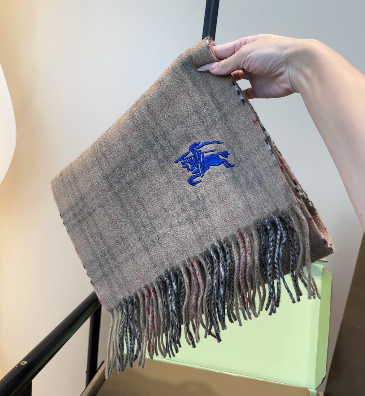 Burberry · 巴宝莉格子围巾❗️好看的要疯掉了，太有型太有魅力了❗️❗️非常斯文时尚的秋冬单品！