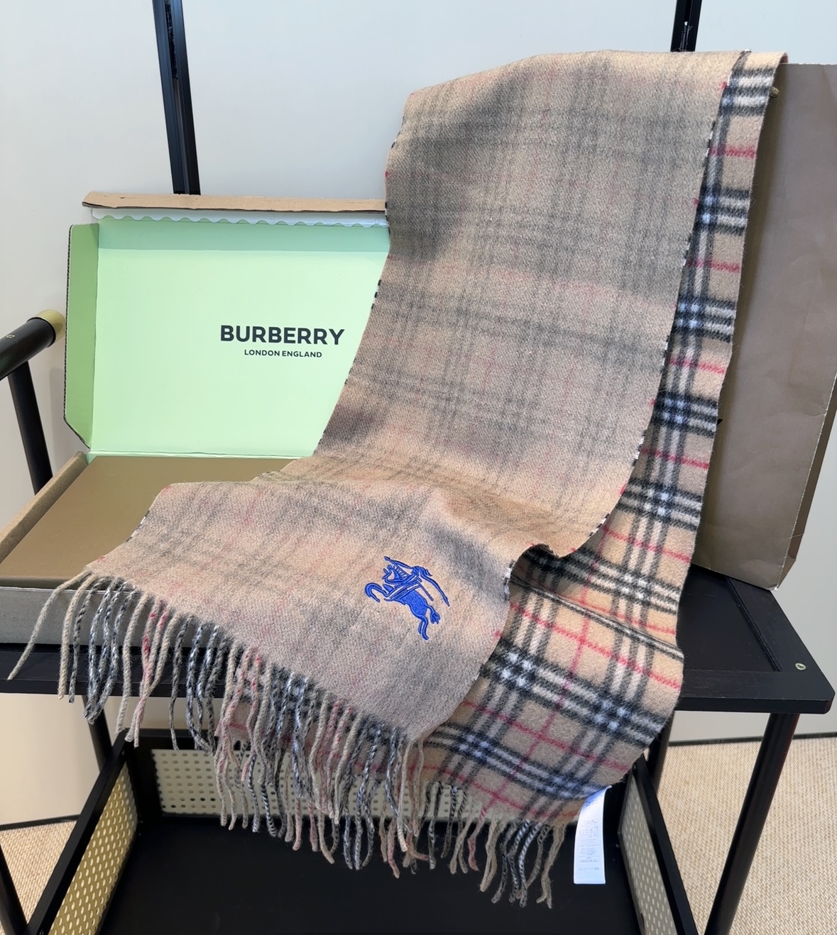 Burberry · 巴宝莉格子围巾❗️好看的要疯掉了，太有型太有魅力了❗️❗️非常斯文时尚的秋冬单品！
