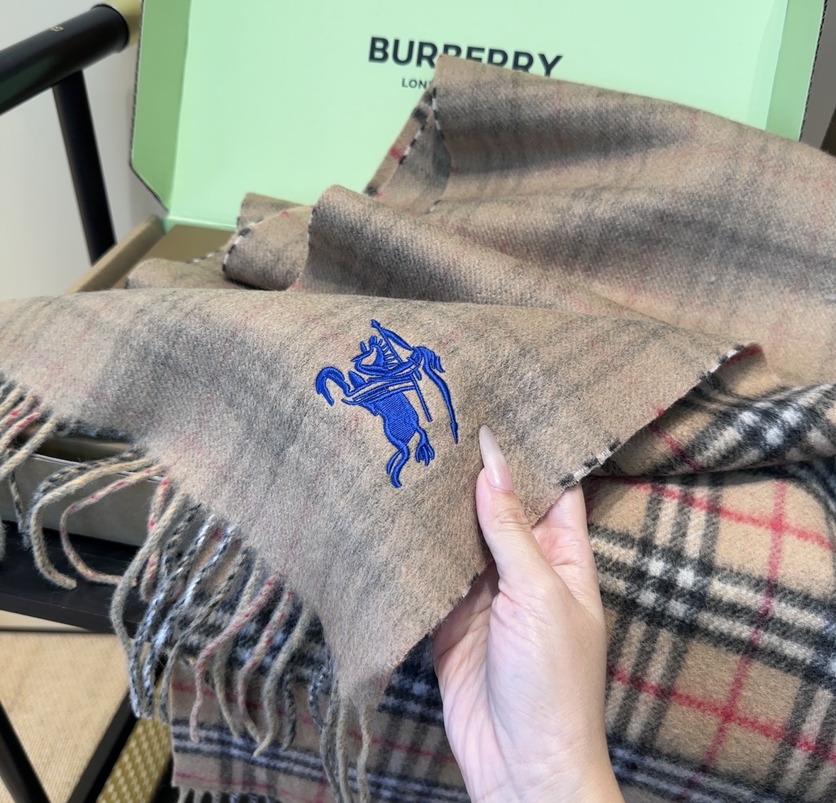 Burberry · 巴宝莉格子围巾❗️好看的要疯掉了，太有型太有魅力了❗️❗️非常斯文时尚的秋冬单品！