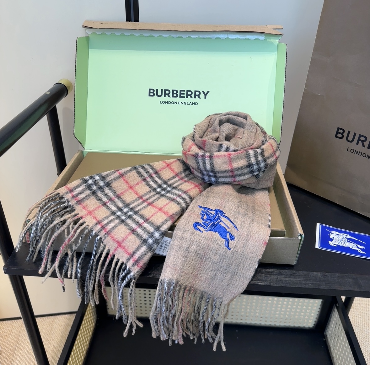 Burberry · 巴宝莉格子围巾❗️好看的要疯掉了，太有型太有魅力了❗️❗️非常斯文时尚的秋冬单品！