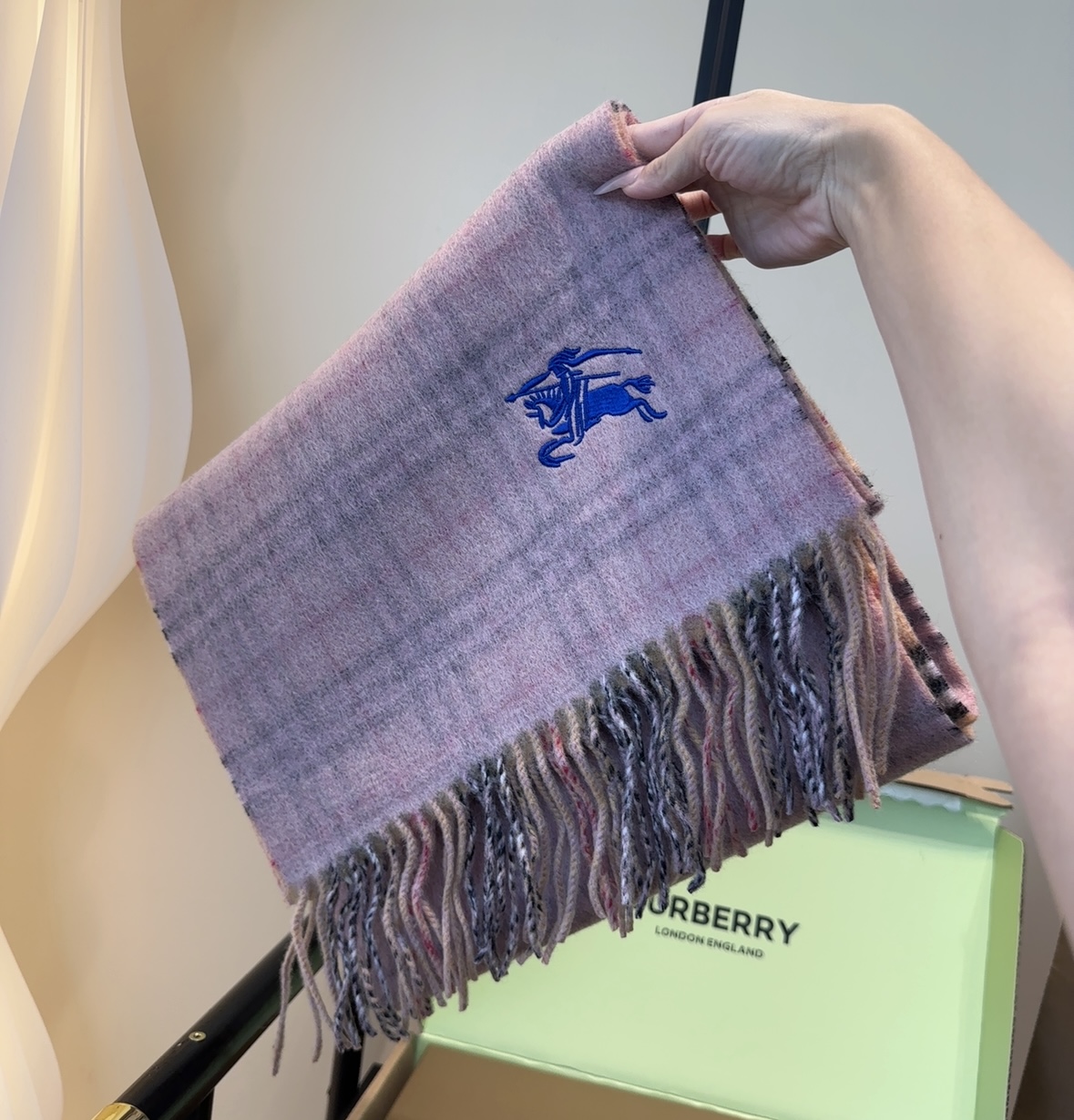 Burberry · 巴宝莉格子围巾❗️好看的要疯掉了，太有型太有魅力了❗️❗️非常斯文时尚的秋冬单品！