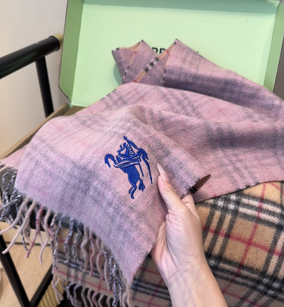 Burberry · 巴宝莉格子围巾❗️好看的要疯掉了，太有型太有魅力了❗️❗️非常斯文时尚的秋冬单品！