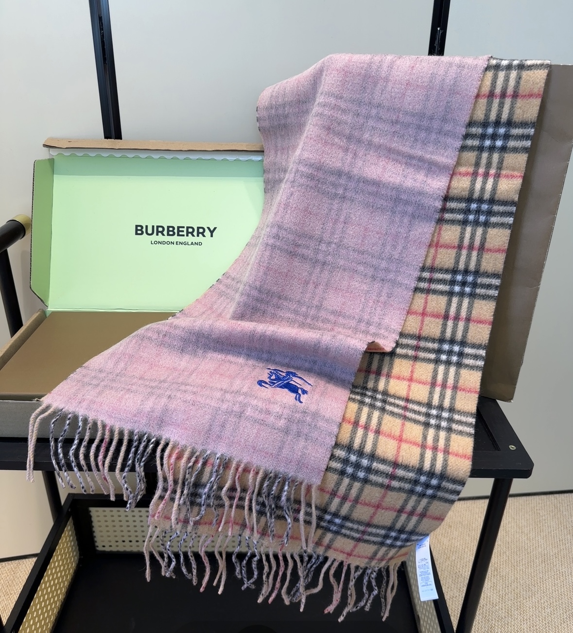 Burberry · 巴宝莉格子围巾❗️好看的要疯掉了，太有型太有魅力了❗️❗️非常斯文时尚的秋冬单品！