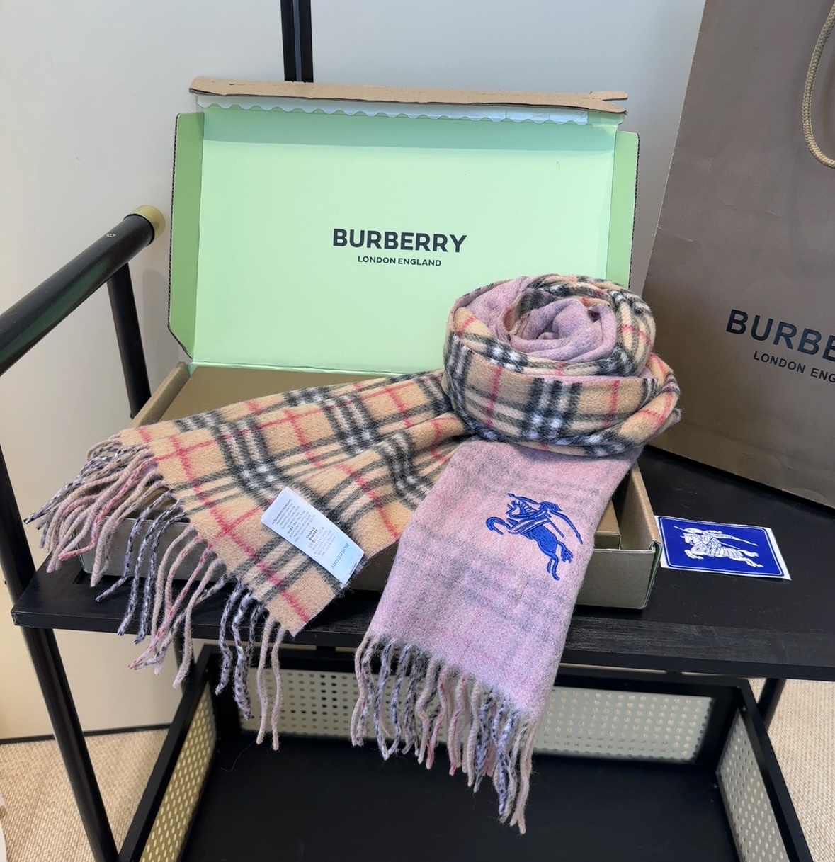 Burberry · 巴宝莉格子围巾❗️好看的要疯掉了，太有型太有魅力了❗️❗️非常斯文时尚的秋冬单品！