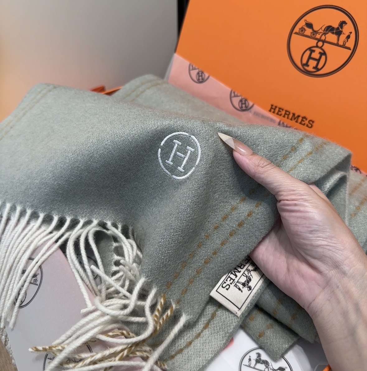 2025年Hermes · 爱马仕，难得一见的温柔配色，低调又不失优雅❗️】重点推荐❗️双边配色，一条围