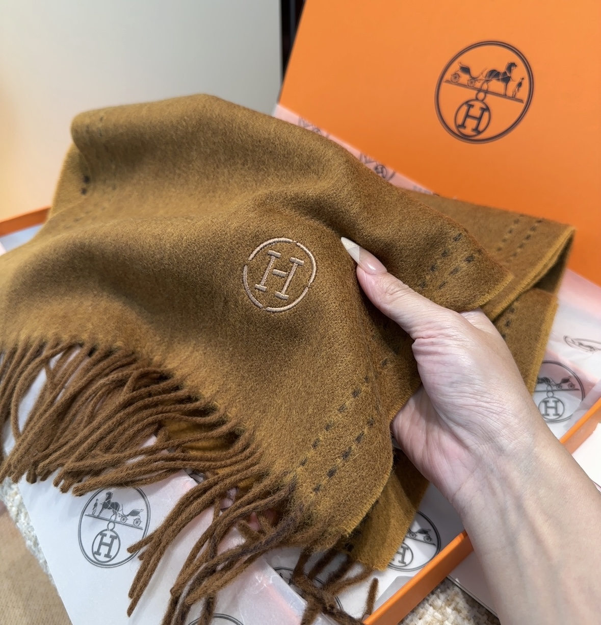 2025年Hermes · 爱马仕，难得一见的温柔配色，低调又不失优雅❗️】重点推荐❗️双边配色，一条围