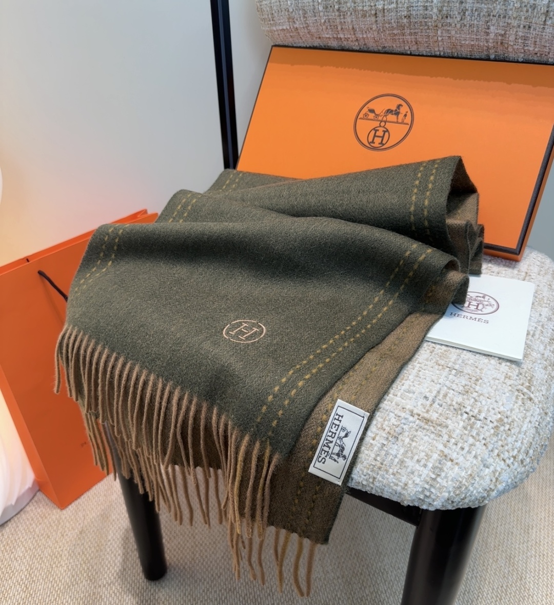 2025年Hermes · 爱马仕，难得一见的温柔配色，低调又不失优雅❗️】重点推荐❗️双边配色，一条围