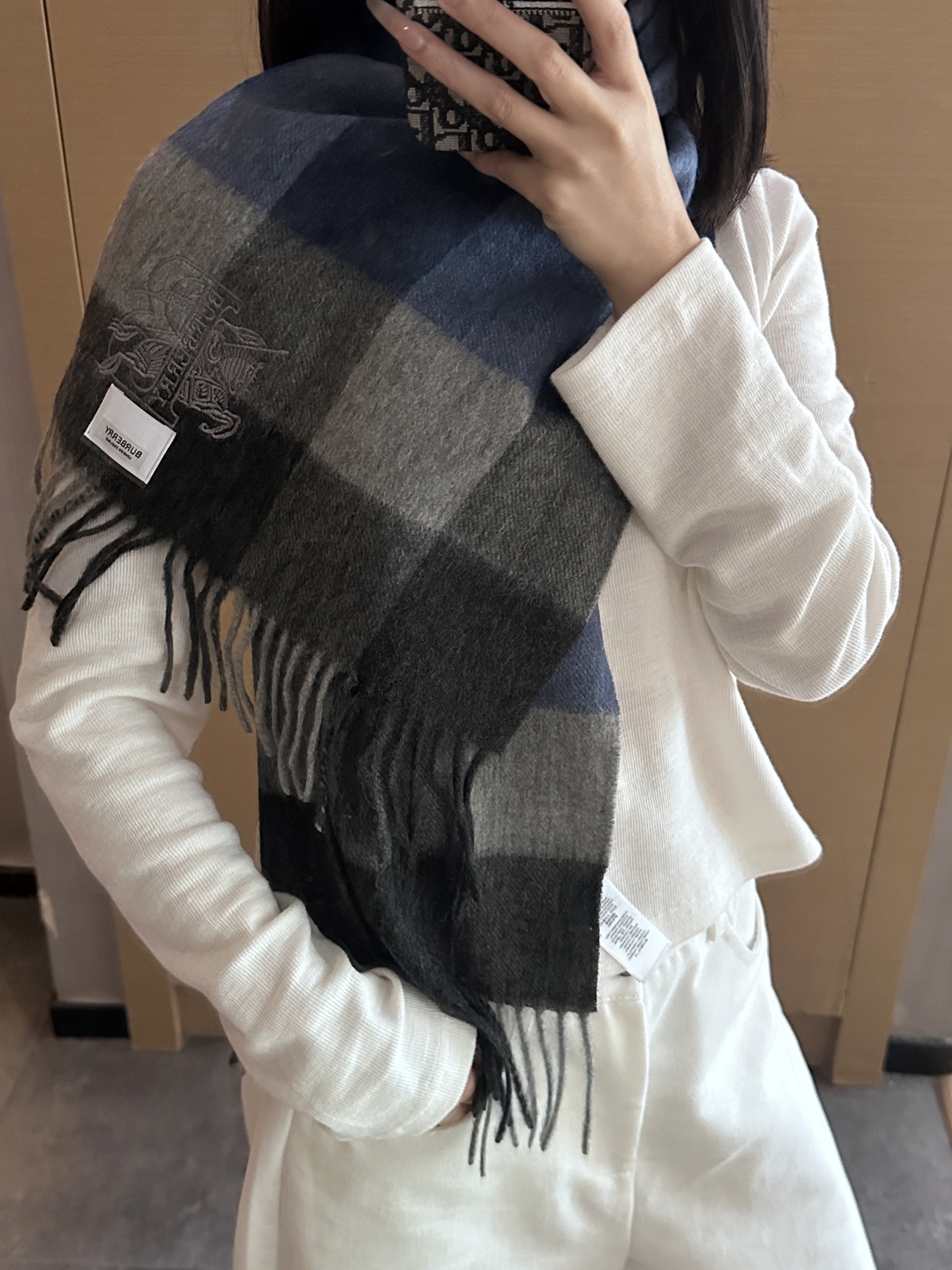 NO:581116,Burberry · Burberry scarf is so beautiful that it’s so stylish and charming. It’s a very elegant and fashionable autumn and winter item!  I really like it, it’s a very classic men’s design. The men’s items are small but refined, and the feel is really amazing. The effect on the upper body is really good, no matter how you wear it, it looks good!  !  This style is really worth buying with your eyes closed, and it can be easily worn by any age group!  !  !  30*180cm high version scarf, high version scarf, burberry, burberry19860909Burberry · 巴宝莉围巾好看的要疯掉了,太有型太有魅力了非常斯文时尚的秋冬单品！真的很喜欢,非常Classical的男款设计.男人的东西少而精手感真的绝了上身效果真的随便怎么围都好看！！这种款式真的闭着眼买,任何年龄层都轻松驾驭！！！30*180cm高版本围巾,高版本围巾,burberry,burberry,scarf