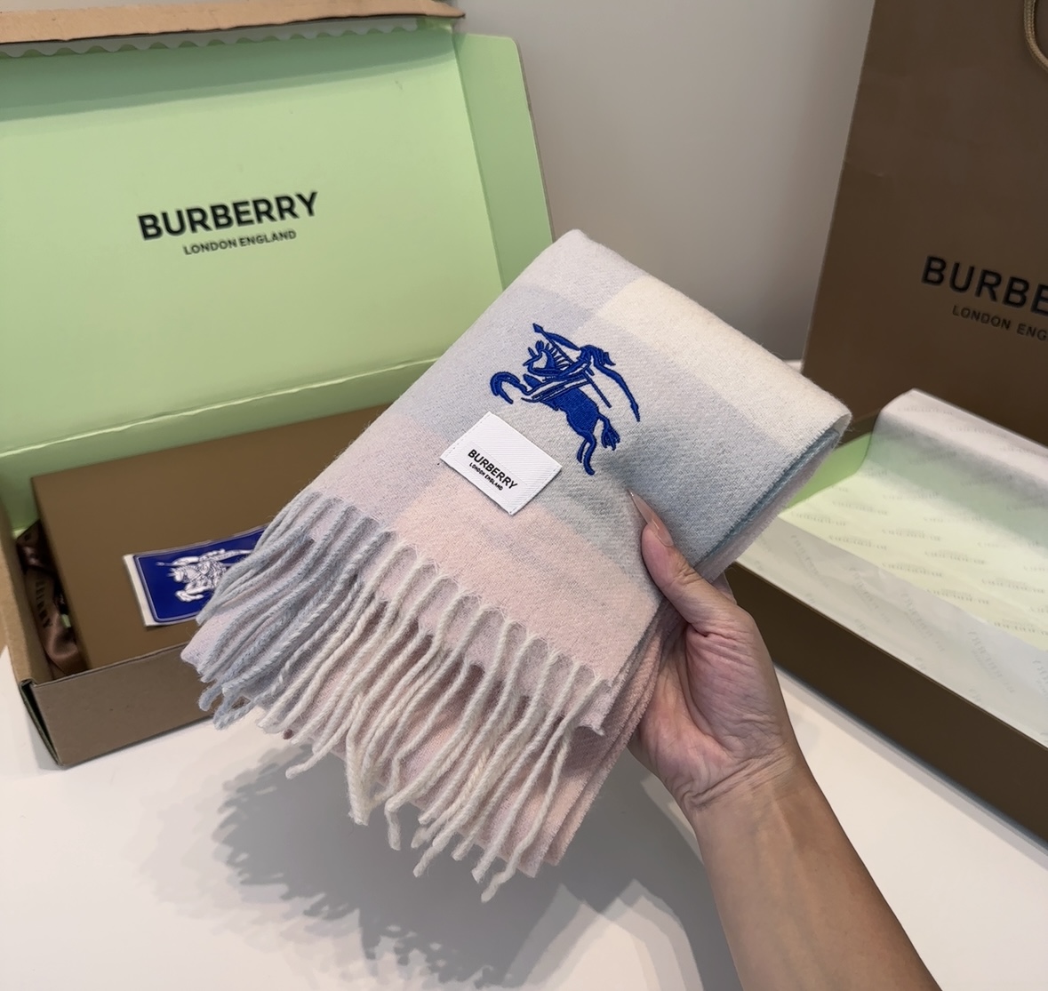 Burberry · 巴宝莉围巾❗️好看的要疯掉了，太有型太有魅力了❗️❗️非常斯文时尚的秋冬单品！真的