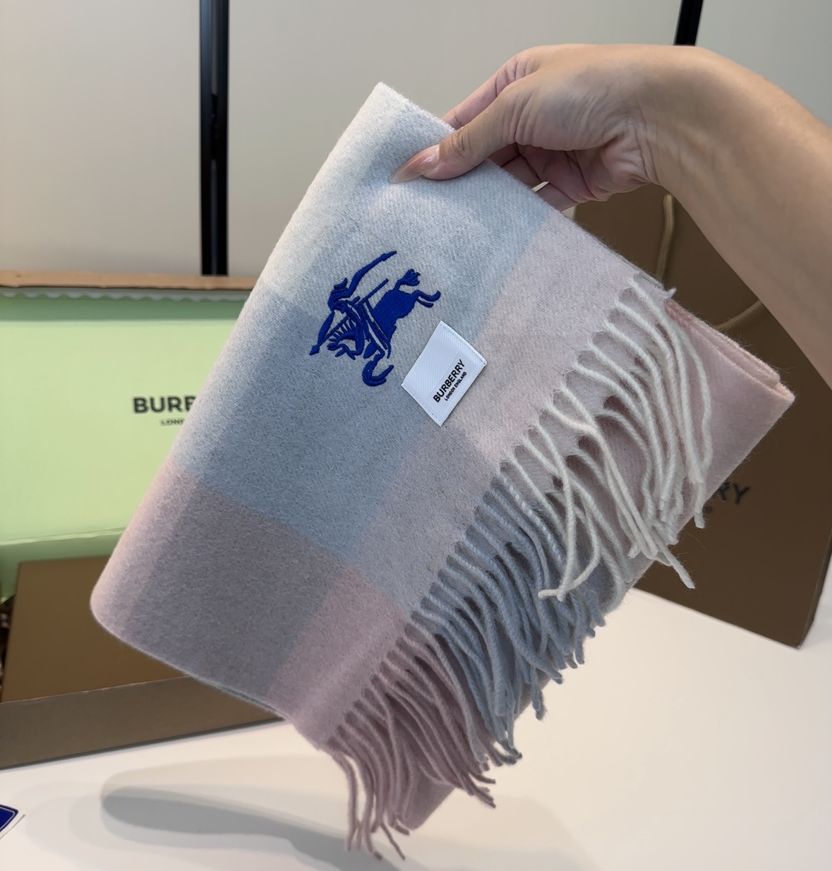 Burberry · 巴宝莉围巾❗️好看的要疯掉了，太有型太有魅力了❗️❗️非常斯文时尚的秋冬单品！真的