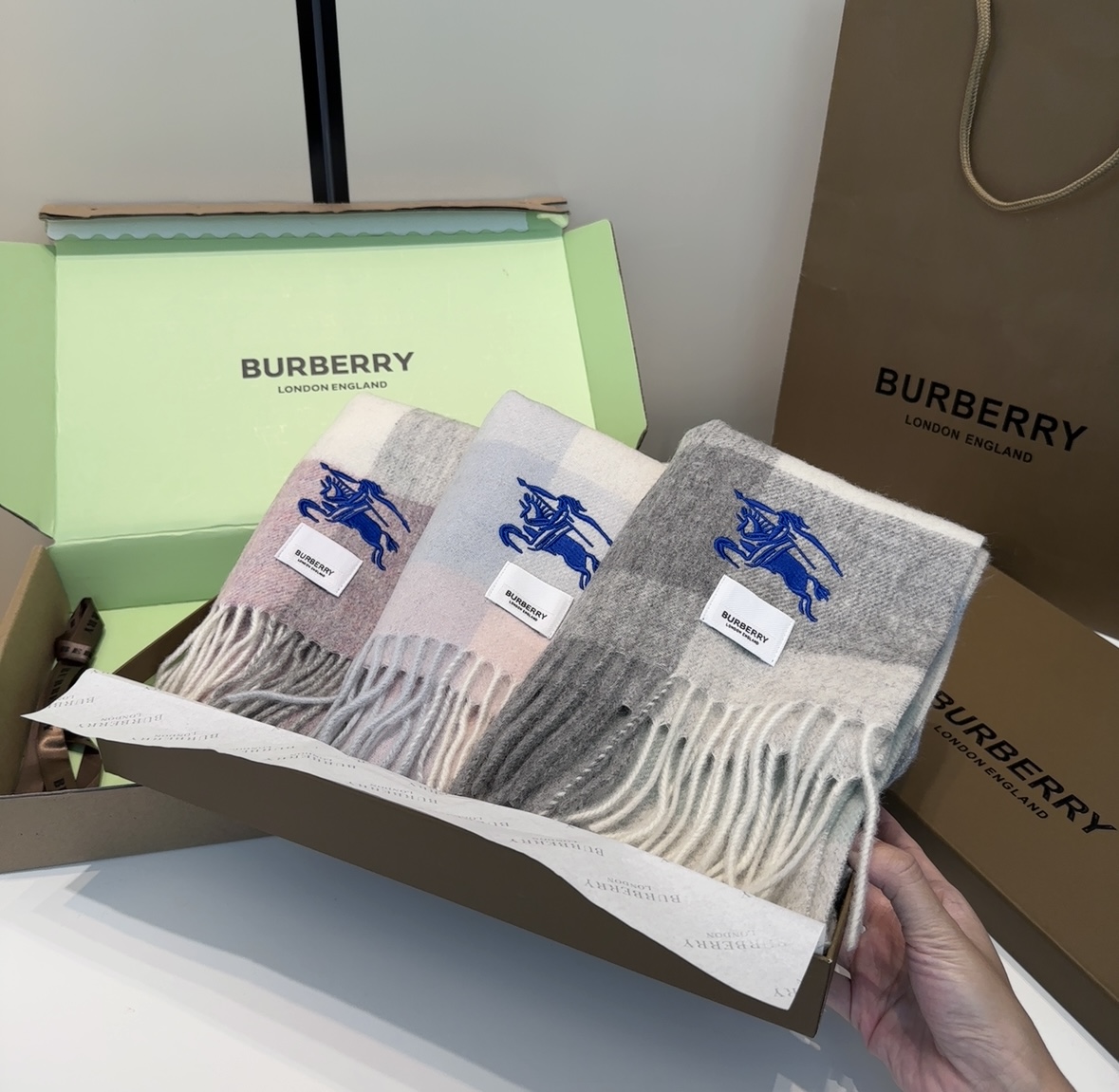 Burberry · 巴宝莉围巾❗️好看的要疯掉了，太有型太有魅力了❗️❗️非常斯文时尚的秋冬单品！真的