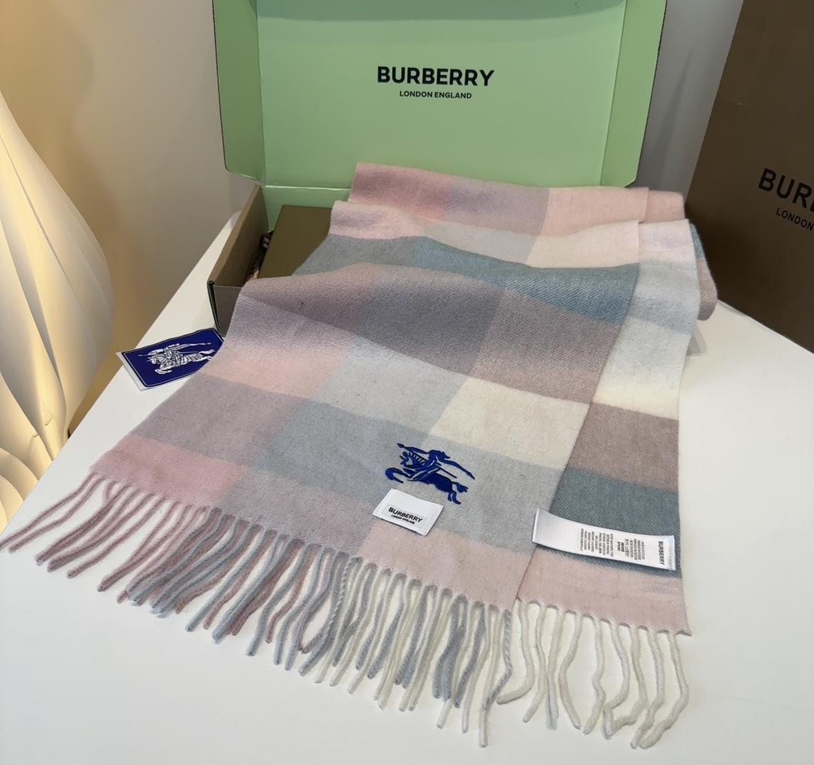 Burberry · 巴宝莉围巾❗️好看的要疯掉了，太有型太有魅力了❗️❗️非常斯文时尚的秋冬单品！真的