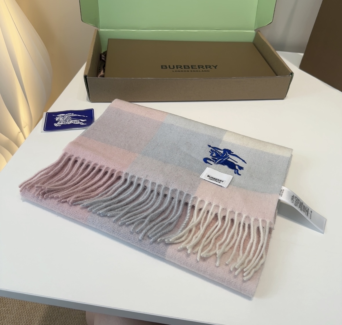 Burberry · 巴宝莉围巾❗️好看的要疯掉了，太有型太有魅力了❗️❗️非常斯文时尚的秋冬单品！真的