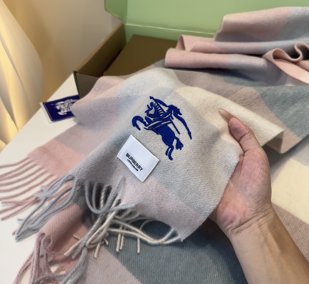 Burberry · 巴宝莉围巾❗️好看的要疯掉了，太有型太有魅力了❗️❗️非常斯文时尚的秋冬单品！真的