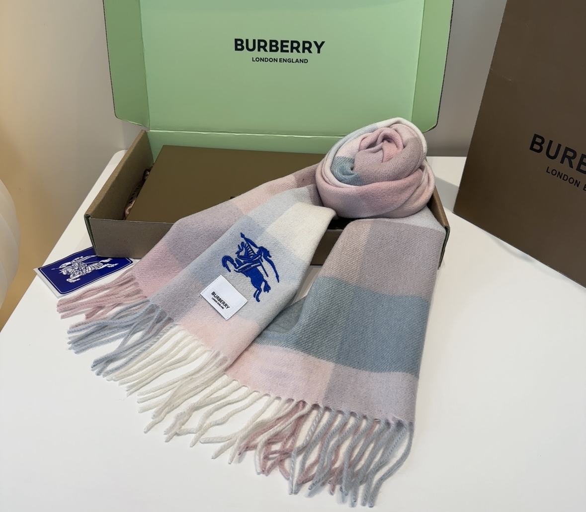 Burberry · 巴宝莉围巾❗️好看的要疯掉了，太有型太有魅力了❗️❗️非常斯文时尚的秋冬单品！真的