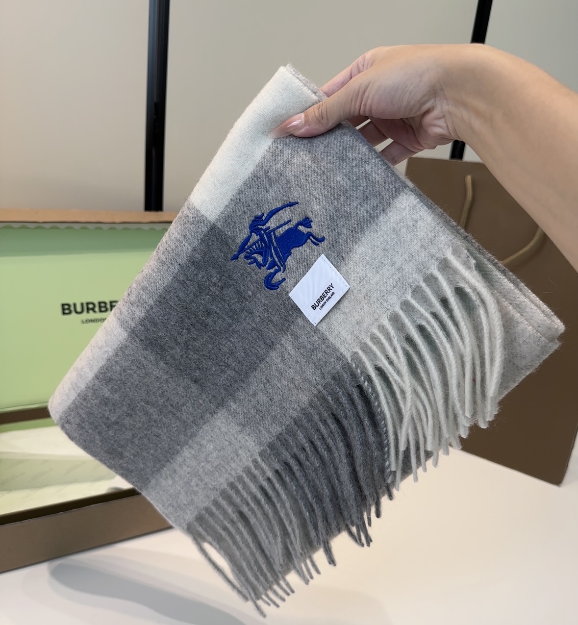 Burberry · 巴宝莉围巾❗️好看的要疯掉了，太有型太有魅力了❗️❗️非常斯文时尚的秋冬单品！真的