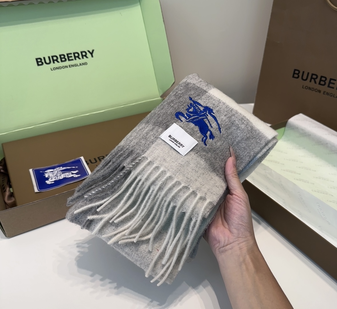 Burberry · 巴宝莉围巾❗️好看的要疯掉了，太有型太有魅力了❗️❗️非常斯文时尚的秋冬单品！真的