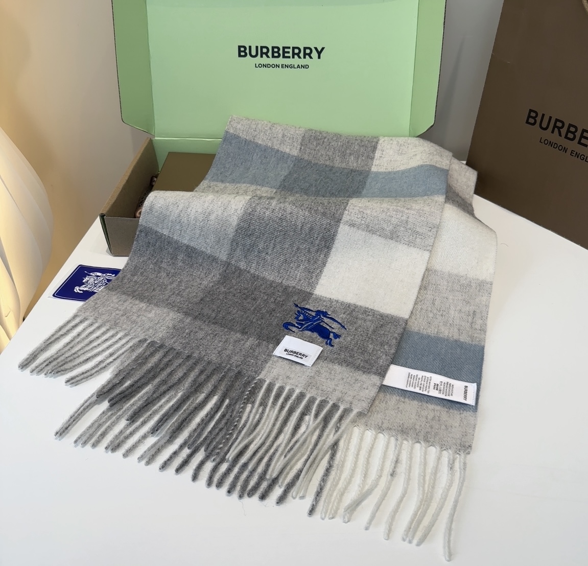 Burberry · 巴宝莉围巾❗️好看的要疯掉了，太有型太有魅力了❗️❗️非常斯文时尚的秋冬单品！真的