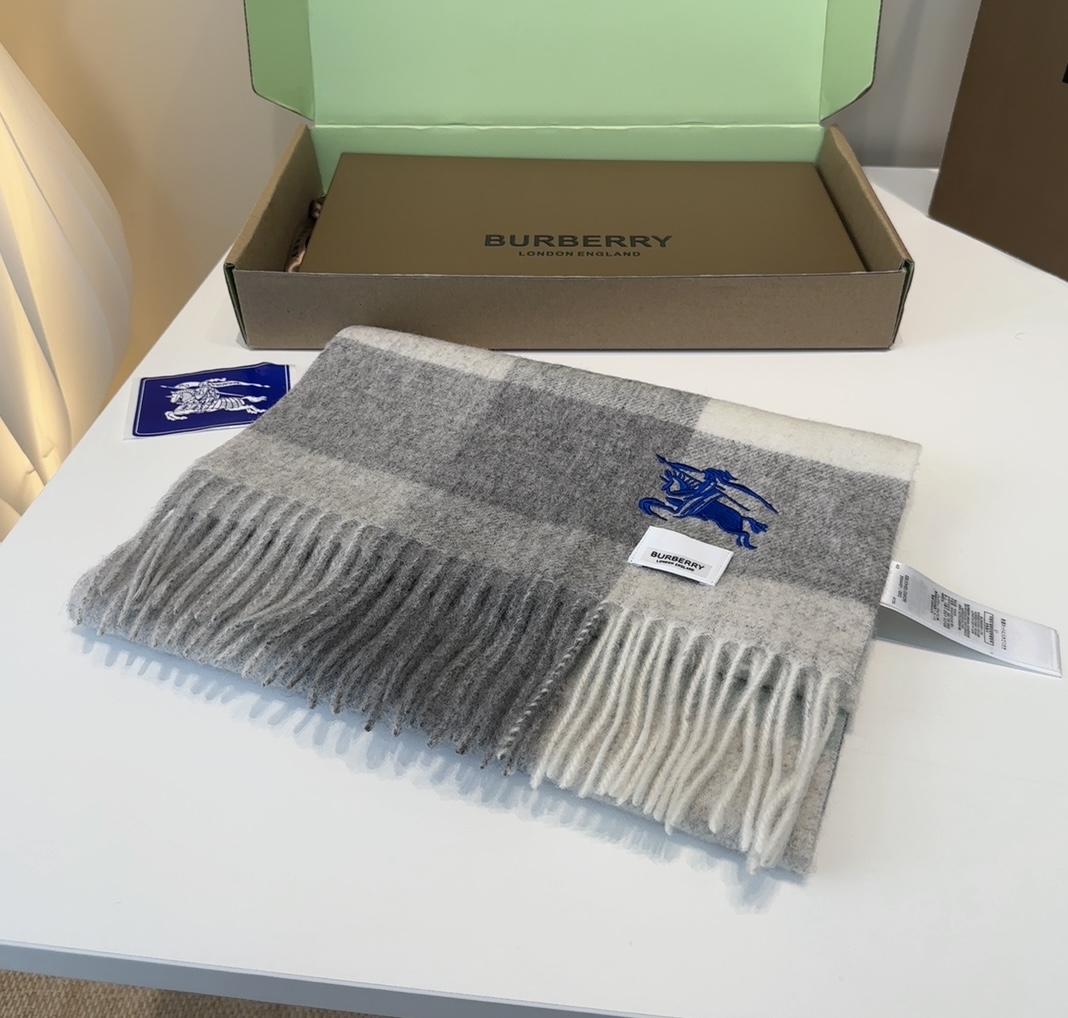 Burberry · 巴宝莉围巾❗️好看的要疯掉了，太有型太有魅力了❗️❗️非常斯文时尚的秋冬单品！真的