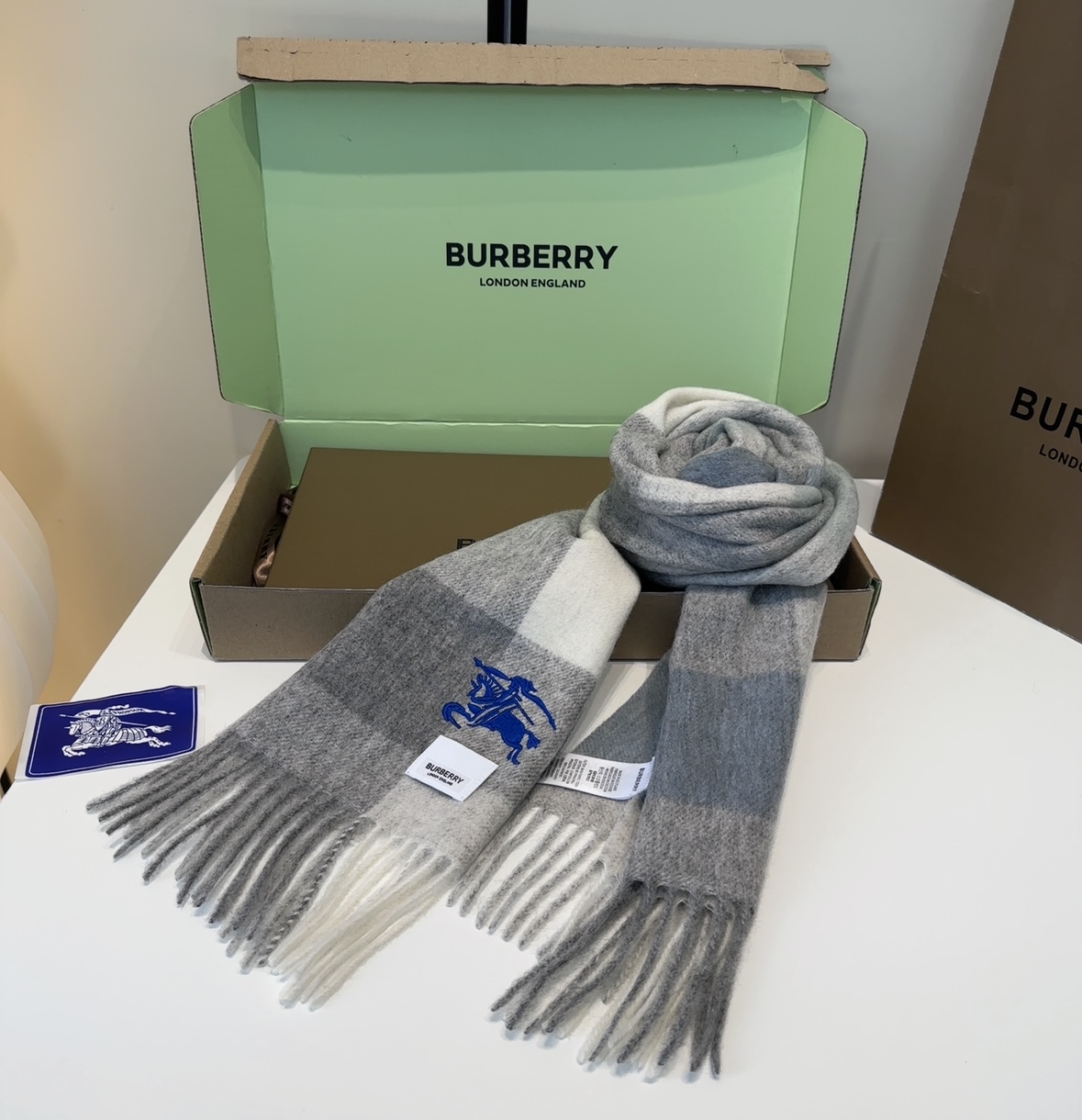 Burberry · 巴宝莉围巾❗️好看的要疯掉了，太有型太有魅力了❗️❗️非常斯文时尚的秋冬单品！真的