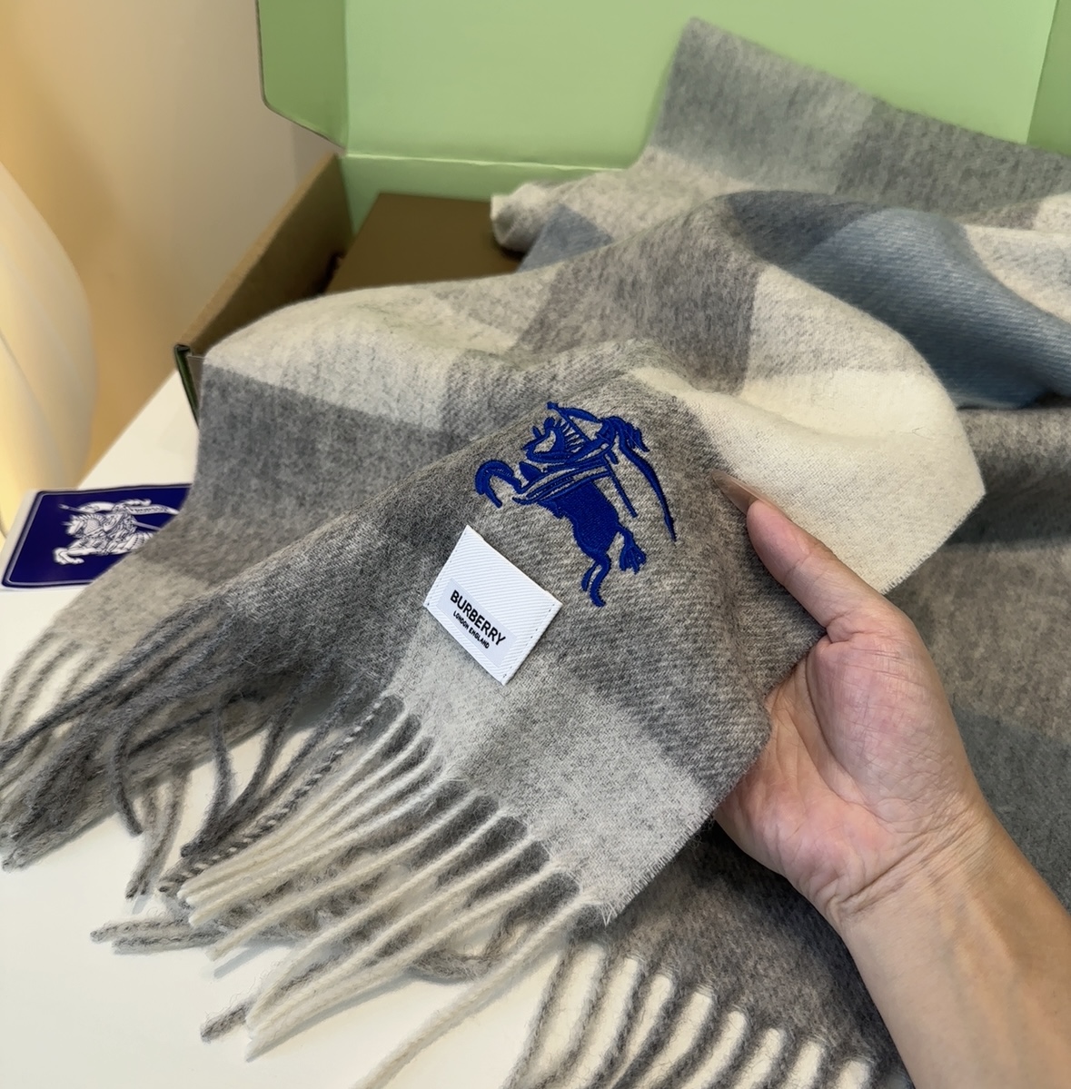 Burberry · 巴宝莉围巾❗️好看的要疯掉了，太有型太有魅力了❗️❗️非常斯文时尚的秋冬单品！真的