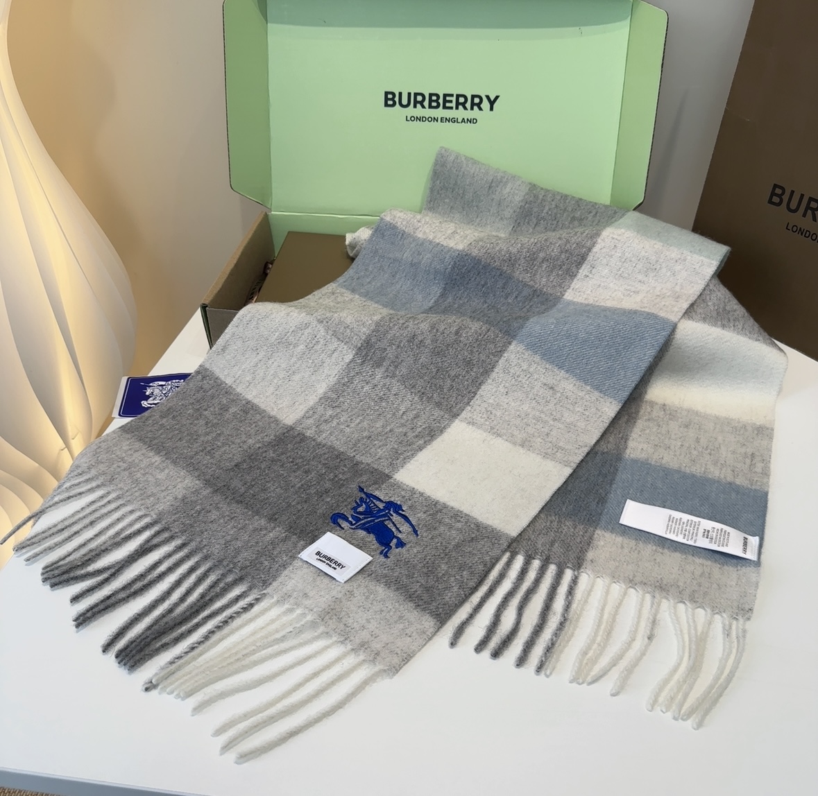 Burberry · 巴宝莉围巾❗️好看的要疯掉了，太有型太有魅力了❗️❗️非常斯文时尚的秋冬单品！真的