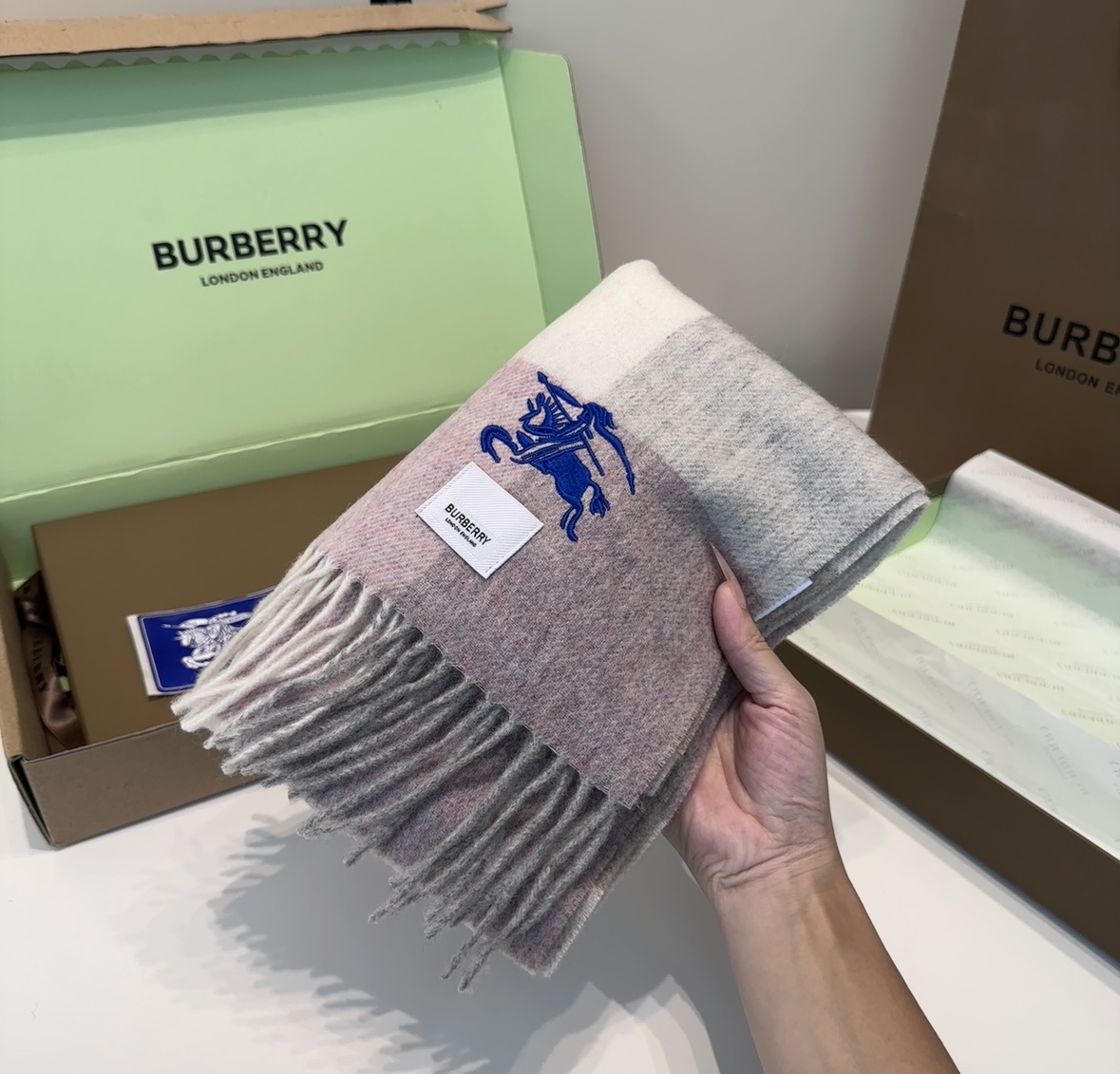 Burberry · 巴宝莉围巾❗️好看的要疯掉了，太有型太有魅力了❗️❗️非常斯文时尚的秋冬单品！真的