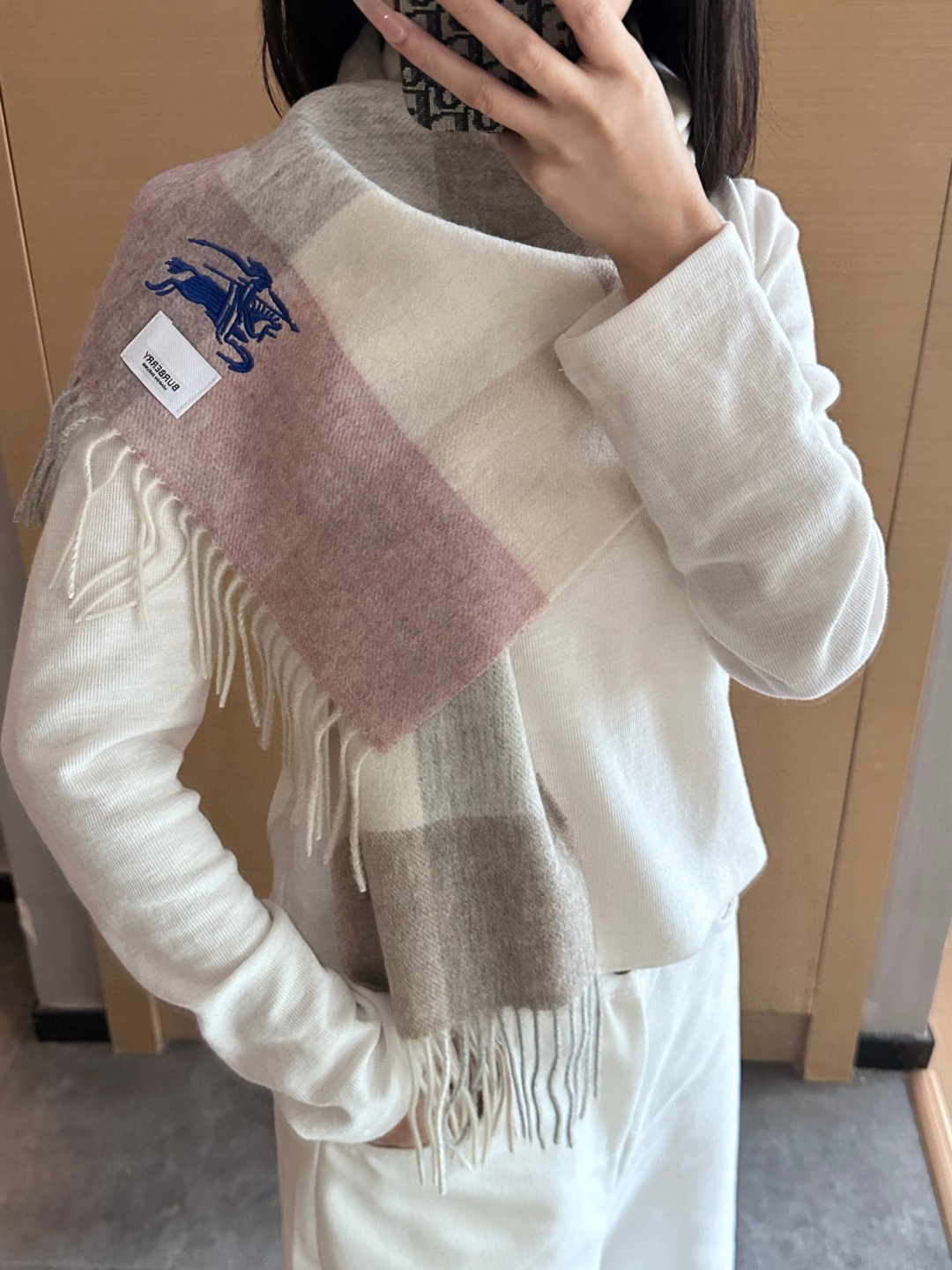 NO:581058,Burberry · Burberry scarf is so beautiful that it’s so stylish and charming. It’s a very elegant and fashionable autumn and winter item!  I really like it, it’s a very classic men’s design. The men’s items are small but refined, and the feel is really amazing. The effect on the upper body is really good, no matter how you wear it, it looks good!  !  This style is really worth buying with your eyes closed, and it can be easily worn by any age group!  !  !  30*180cm high version scarf, high version scarf, burberry, burberry19860909Burberry · 巴宝莉围巾好看的要疯掉了,太有型太有魅力了非常斯文时尚的秋冬单品！真的很喜欢,非常Classical的男款设计.男人的东西少而精手感真的绝了上身效果真的随便怎么围都好看！！这种款式真的闭着眼买,任何年龄层都轻松驾驭！！！30*180cm高版本围巾,高版本围巾,burberry,burberry,scarf