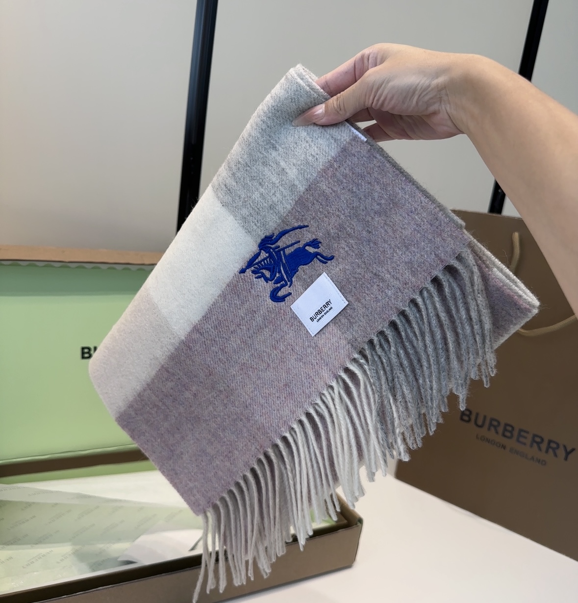 Burberry · 巴宝莉围巾❗️好看的要疯掉了，太有型太有魅力了❗️❗️非常斯文时尚的秋冬单品！真的