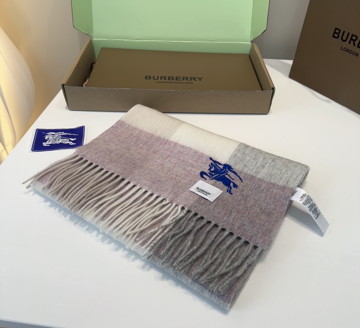 Burberry · 巴宝莉围巾❗️好看的要疯掉了，太有型太有魅力了❗️❗️非常斯文时尚的秋冬单品！真的