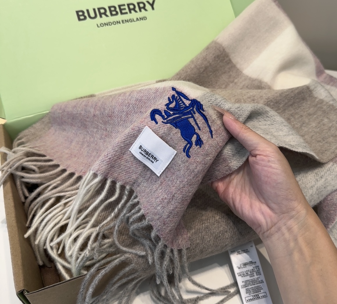 Burberry · 巴宝莉围巾❗️好看的要疯掉了，太有型太有魅力了❗️❗️非常斯文时尚的秋冬单品！真的
