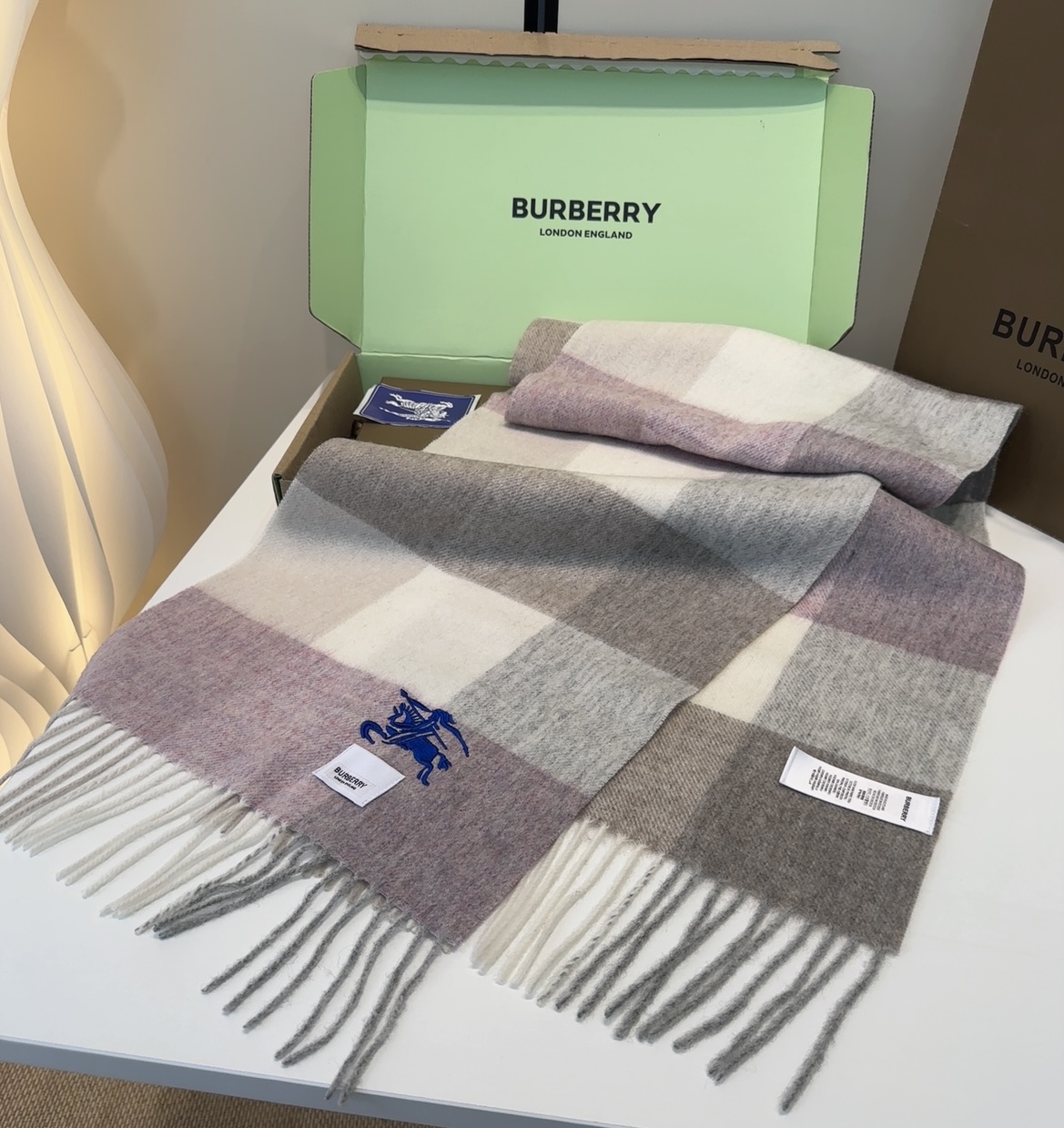 Burberry · 巴宝莉围巾❗️好看的要疯掉了，太有型太有魅力了❗️❗️非常斯文时尚的秋冬单品！真的