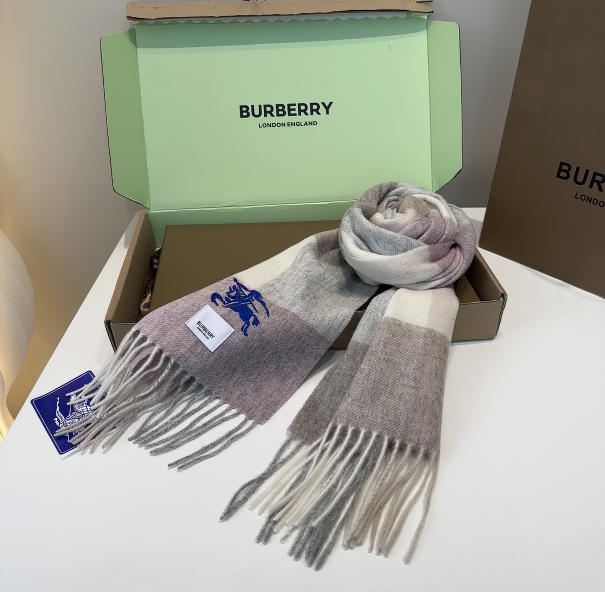 Burberry · 巴宝莉围巾❗️好看的要疯掉了，太有型太有魅力了❗️❗️非常斯文时尚的秋冬单品！真的