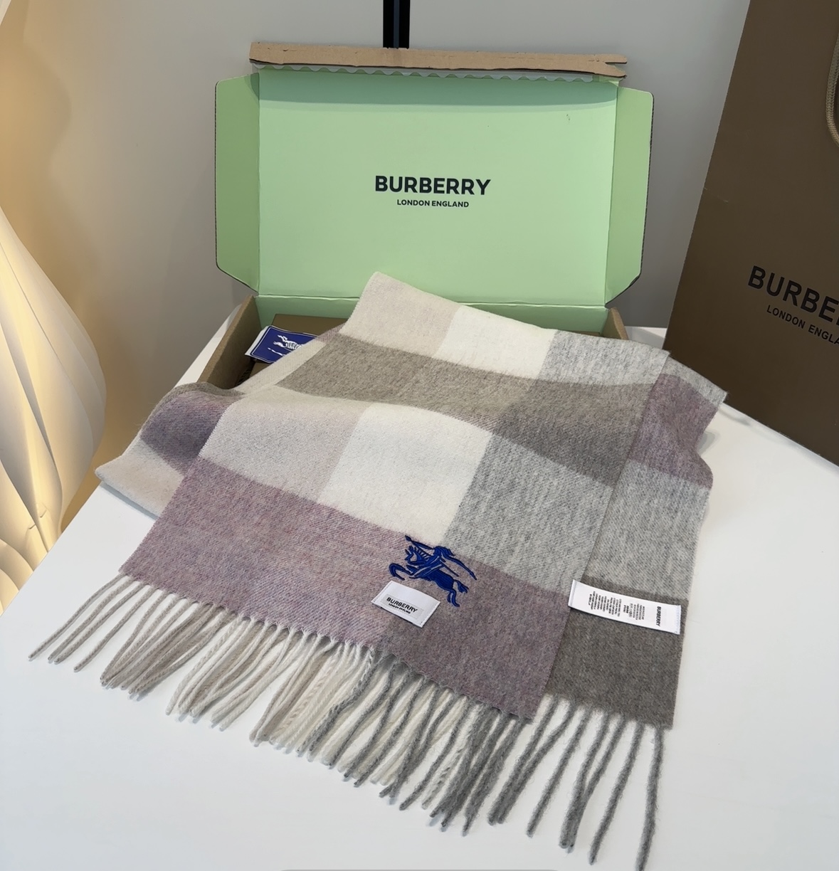 Burberry · 巴宝莉围巾❗️好看的要疯掉了，太有型太有魅力了❗️❗️非常斯文时尚的秋冬单品！真的