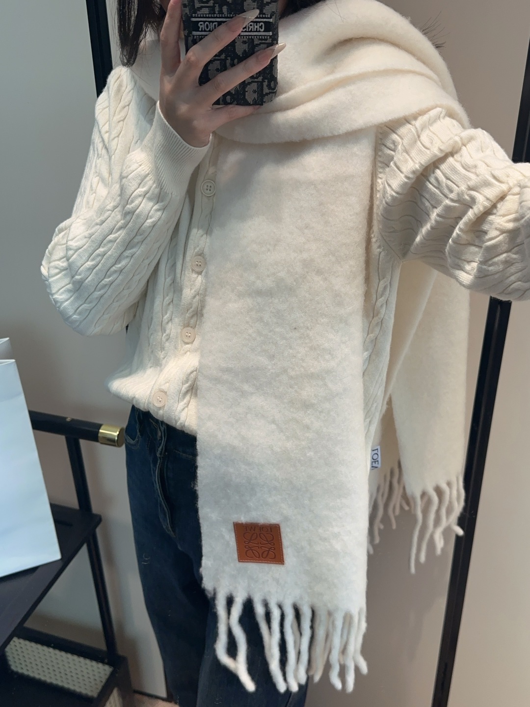 NO:574348,Loewe's super beautiful new mohair scarf!  Highly recommended to buy!  】Good quality goods!  The main mohair scarf ~ it is said that it is very difficult to buy!  !  I typed it many times!  Finally shipped, closest to the original version, no pressure in and out of the counter, the workmanship is very exquisite and substantial, and our price is really worth it!  The biggest feeling of this scarf is that it is super soft and comfortable, and has a very airy and fluffy feel!  !  !  The texture unique to mohair’s special craftsmanship is really beautiful!  The quantity is limited, and there is no guarantee that it will be available at any time. As long as the economy allows, you can take whatever you want!  !  Crazy but not picky, crazy temperament!  Whoever surrounds you has temperament!  !  I really hope you don’t miss this style. 40*185225g50 mohair 48 wool 2 nylon high version scarf, high version scarf, loewe19860909罗意威超美新款马海毛围巾！超级推荐入手！】质感好货！主打的马海毛围巾~据说超难买哦！！打了好多次版！终于出货 最接近原版 进出专柜无压力做工非常精致,很有分量,我们的价格真的超级值！这个围巾最大的感触就是:超级柔软舒服,并且很有空气蓬松感！！！马海毛特殊工艺特有的质感真的太美了！数量有限,不保证随时有货~只要经济允许,任意收！！狂不挑人,狂气质！谁围谁有气质！！真的希望大家不要错过这样的款式. 40*185225g50马海毛 48羊毛2锦纶高版本围巾,高版本围巾,loewe,scarf