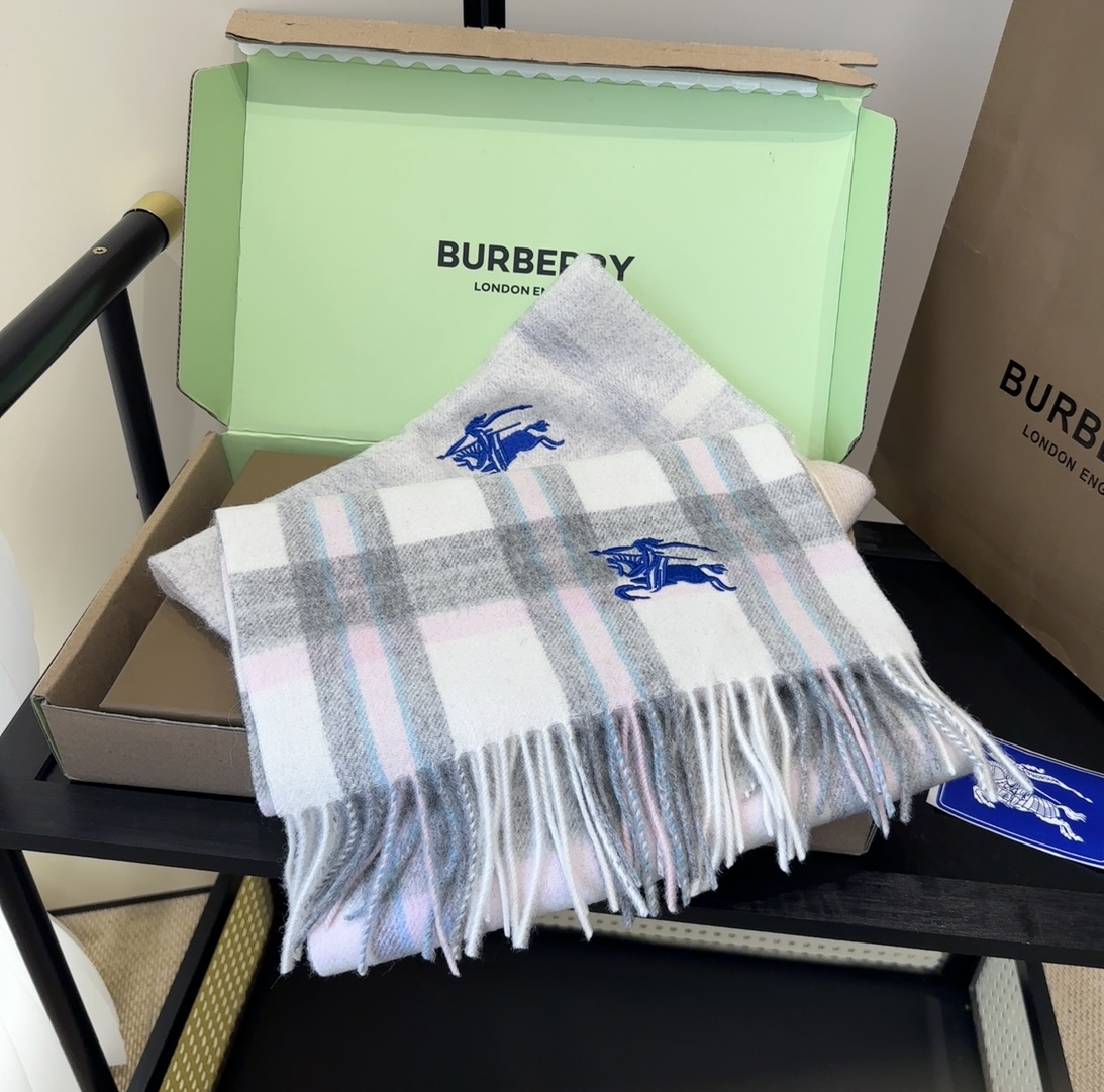 Burberry · 巴宝莉围巾❗️好看的要疯掉了，太有型太有魅力了❗️❗️非常斯文时尚的秋冬单品！真的