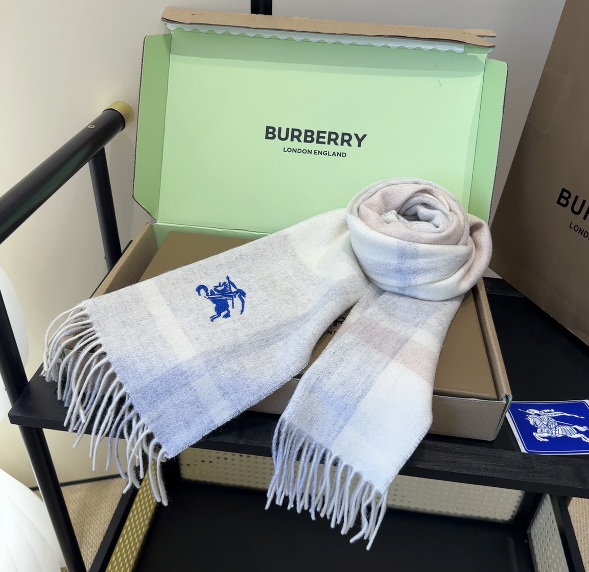 Burberry · 巴宝莉围巾❗️好看的要疯掉了，太有型太有魅力了❗️❗️非常斯文时尚的秋冬单品！真的
