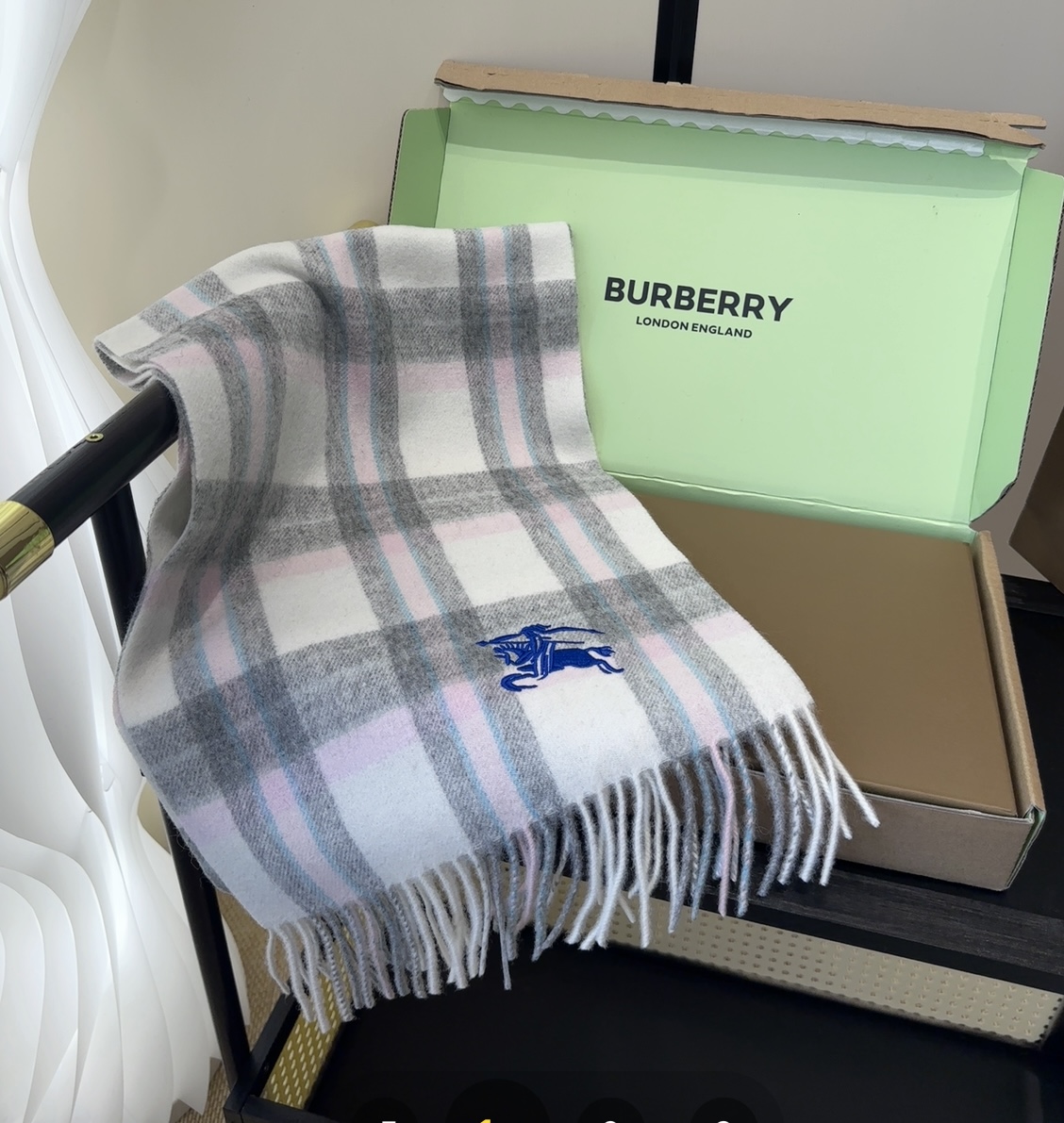 Burberry · 巴宝莉围巾❗️好看的要疯掉了，太有型太有魅力了❗️❗️非常斯文时尚的秋冬单品！真的