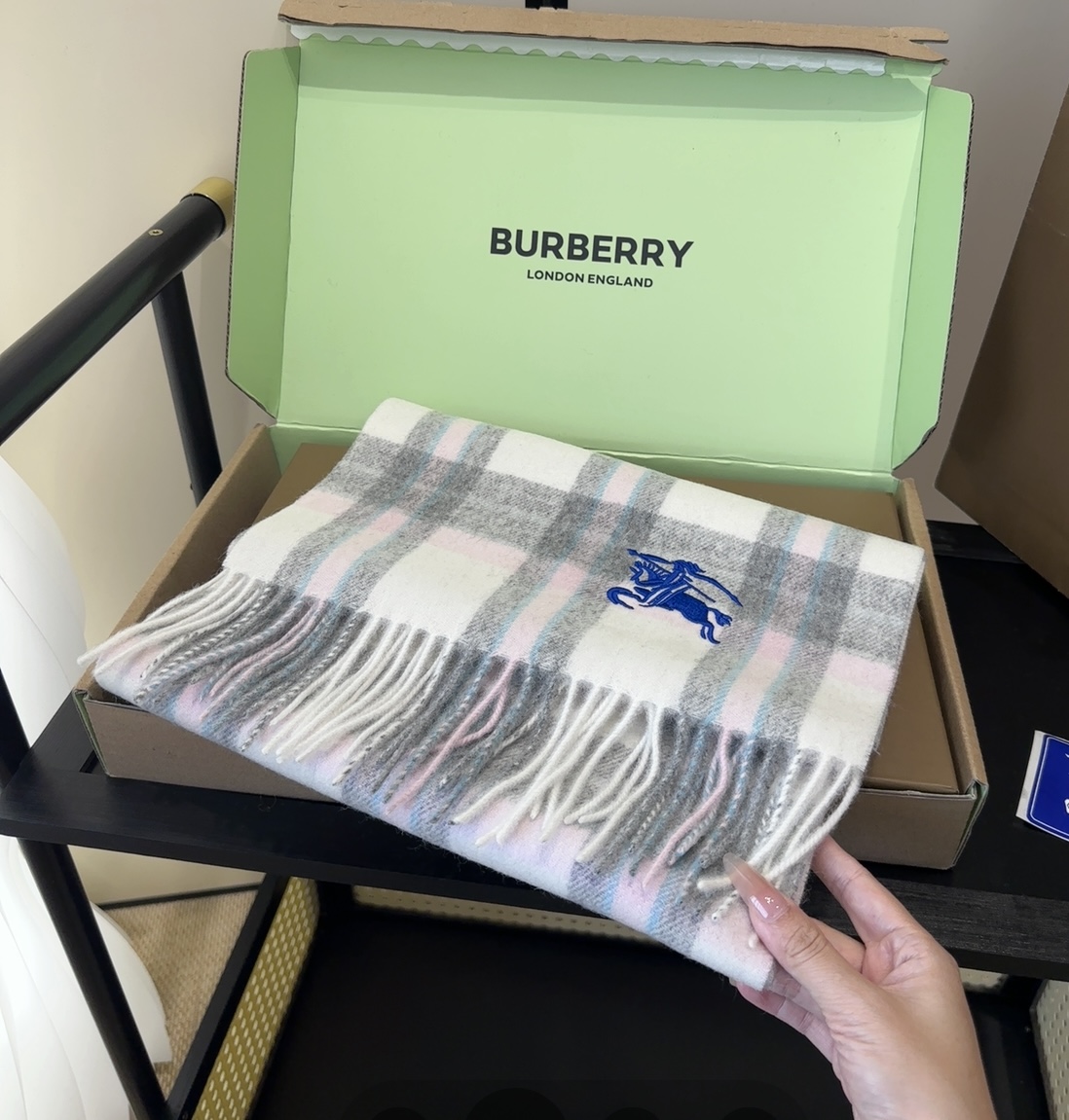 Burberry · 巴宝莉围巾❗️好看的要疯掉了，太有型太有魅力了❗️❗️非常斯文时尚的秋冬单品！真的