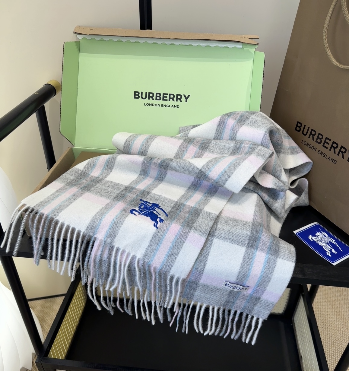 Burberry · 巴宝莉围巾❗️好看的要疯掉了，太有型太有魅力了❗️❗️非常斯文时尚的秋冬单品！真的