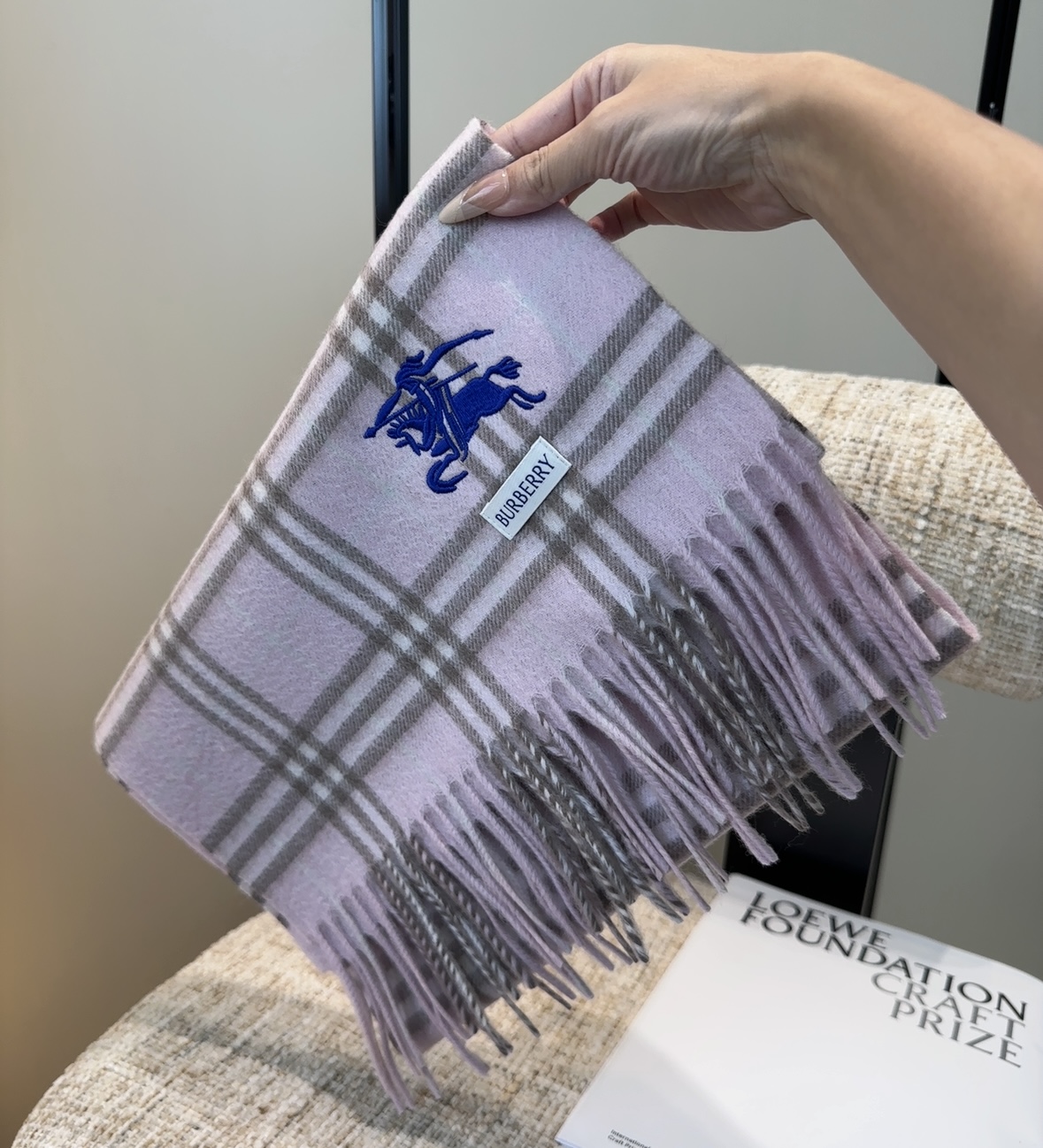 巴宝莉情侣款 美到要尖叫😱最新款🎊英伦欧美范儿 又是一款即时尚又实用的大围巾&长巾，🎆撞色的颜色搭配很协