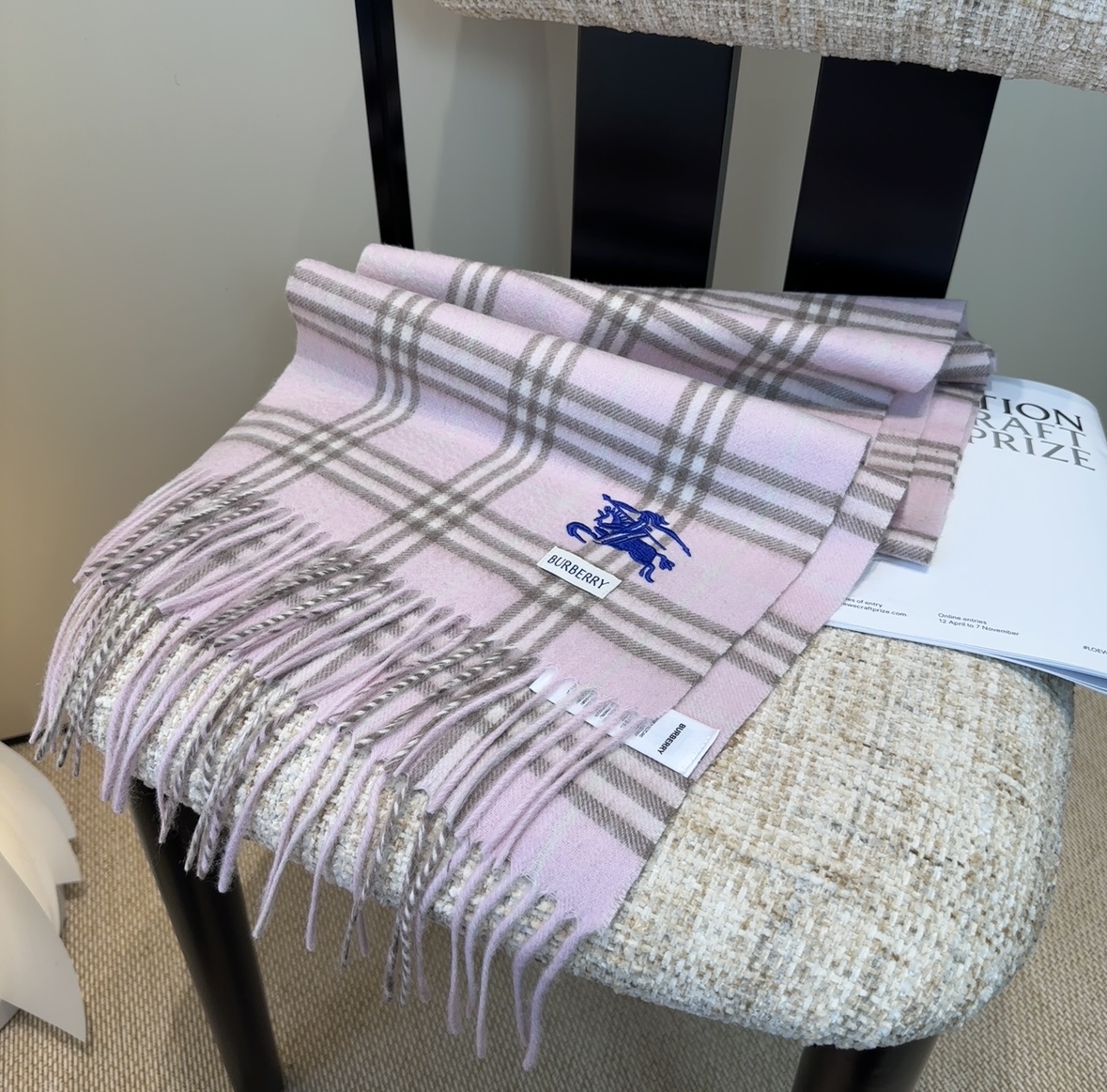 巴宝莉情侣款 美到要尖叫😱最新款🎊英伦欧美范儿 又是一款即时尚又实用的大围巾&长巾，🎆撞色的颜色搭配很协