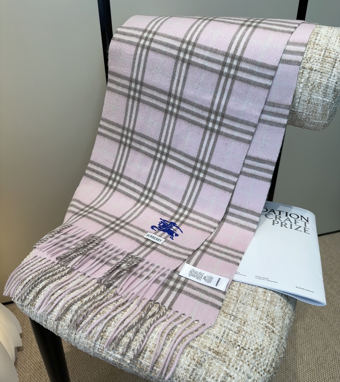 巴宝莉情侣款 美到要尖叫😱最新款🎊英伦欧美范儿 又是一款即时尚又实用的大围巾&长巾，🎆撞色的颜色搭配很协