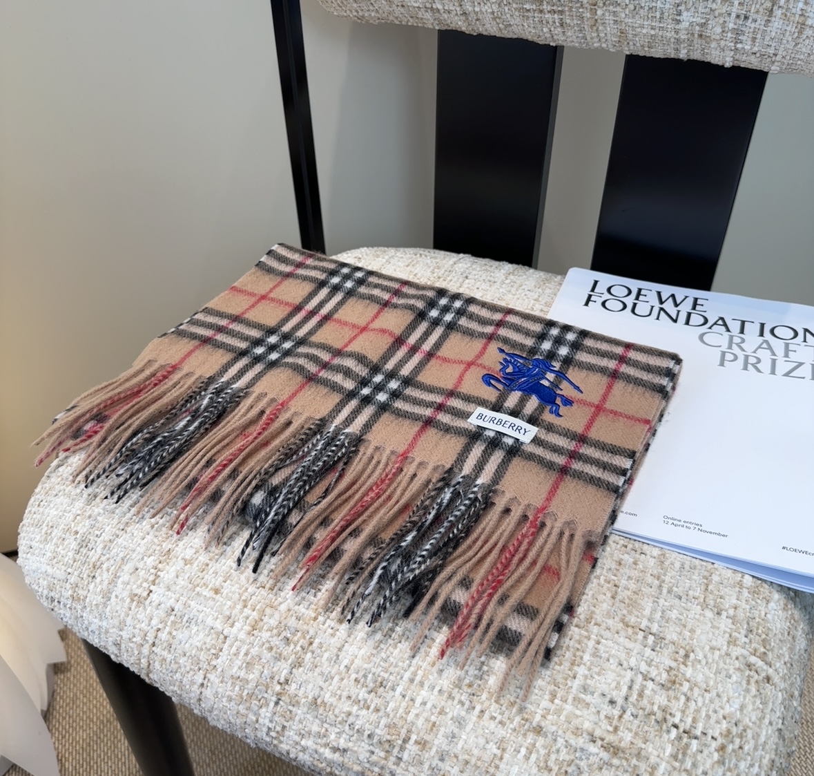 巴宝莉情侣款 美到要尖叫😱最新款🎊英伦欧美范儿 又是一款即时尚又实用的大围巾&长巾，🎆撞色的颜色搭配很协