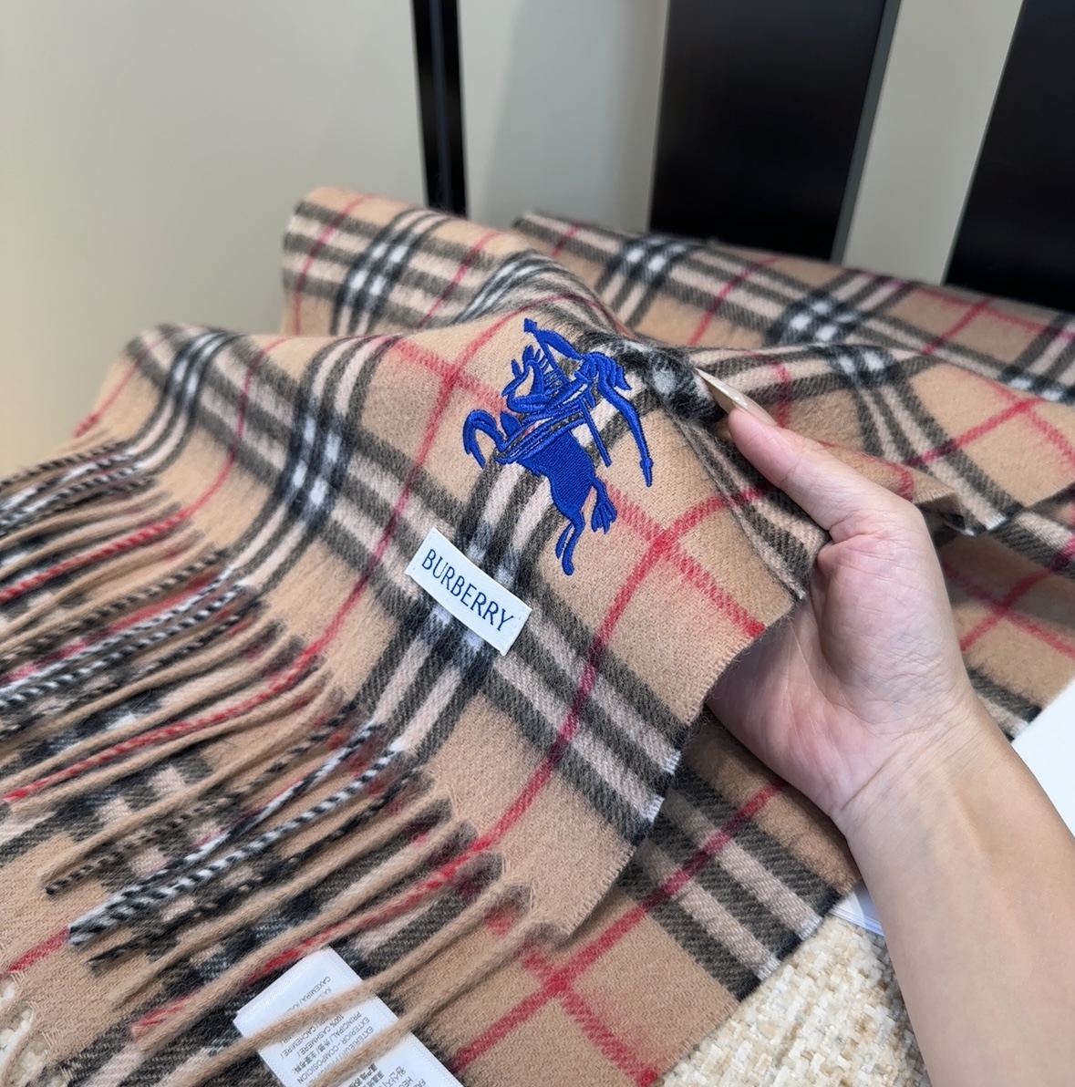 巴宝莉情侣款 美到要尖叫😱最新款🎊英伦欧美范儿 又是一款即时尚又实用的大围巾&长巾，🎆撞色的颜色搭配很协